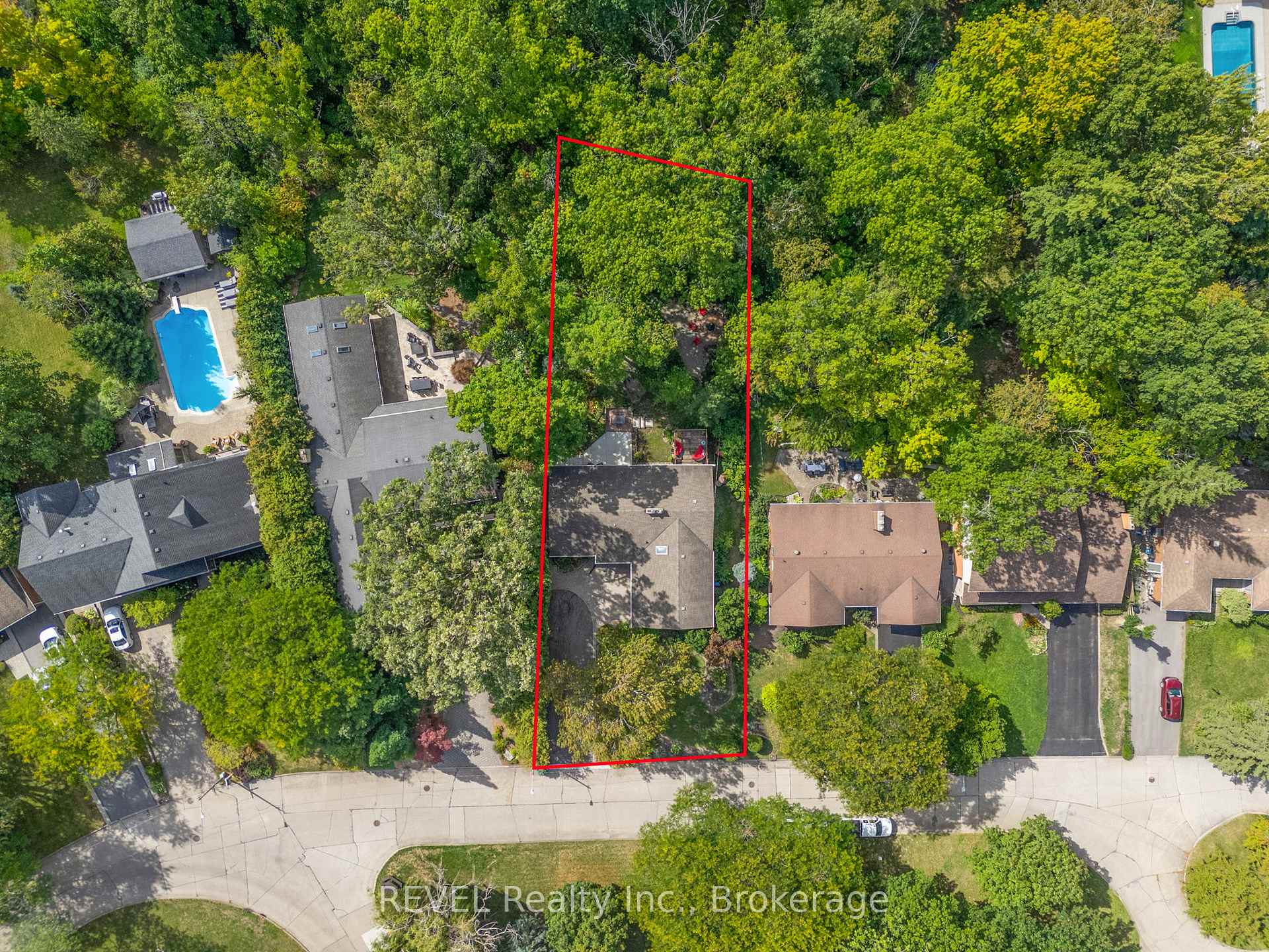 Photo 3 of 10 Woodington Crescent, St. Catharines, Glendale/Glenridge — HOMEH