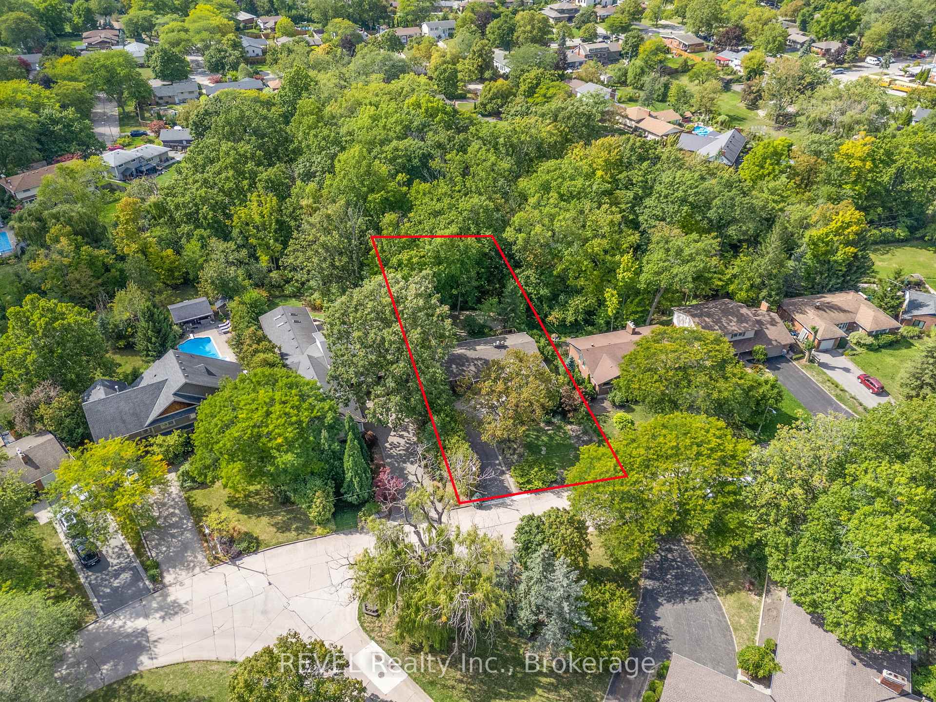 Photo 4 of 10 Woodington Crescent, St. Catharines, Glendale/Glenridge — HOMEH