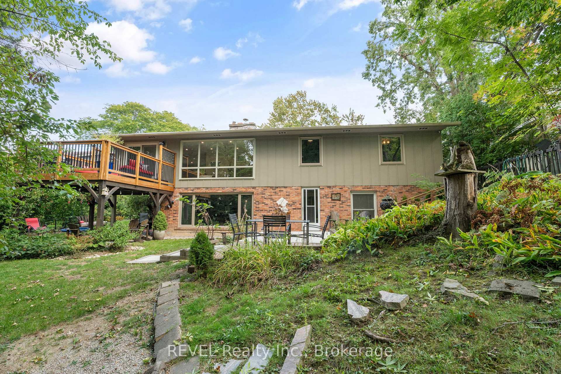 Photo 5 of 10 Woodington Crescent, St. Catharines, Glendale/Glenridge — HOMEH