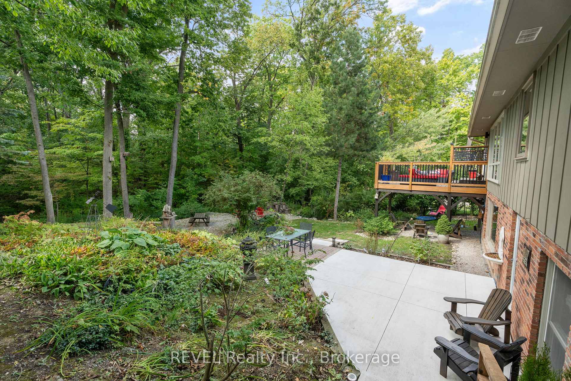 Photo 6 of 10 Woodington Crescent, St. Catharines, Glendale/Glenridge — HOMEH