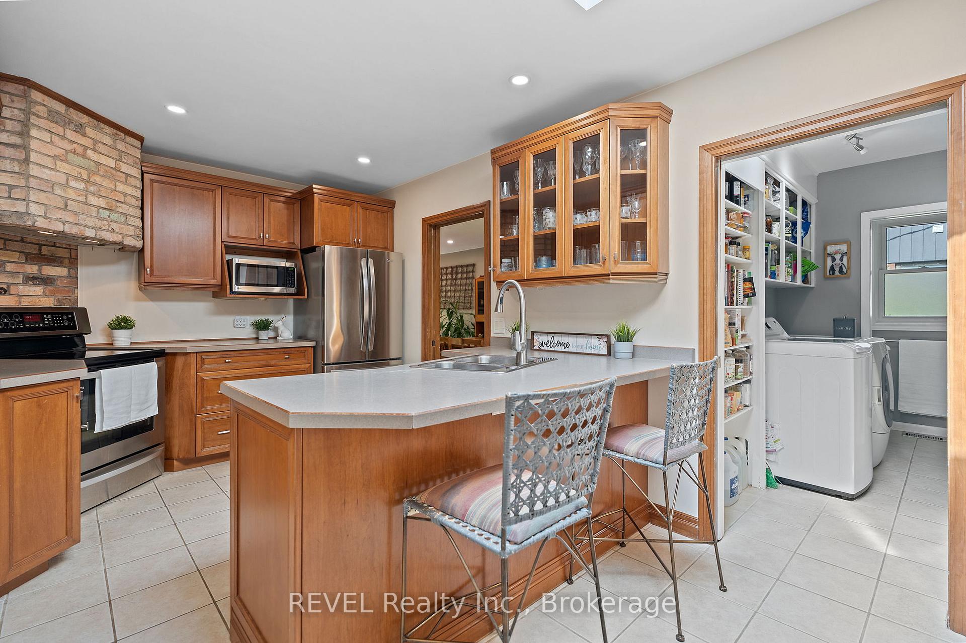 Photo 11 of 10 Woodington Crescent, St. Catharines, Glendale/Glenridge — HOMEH