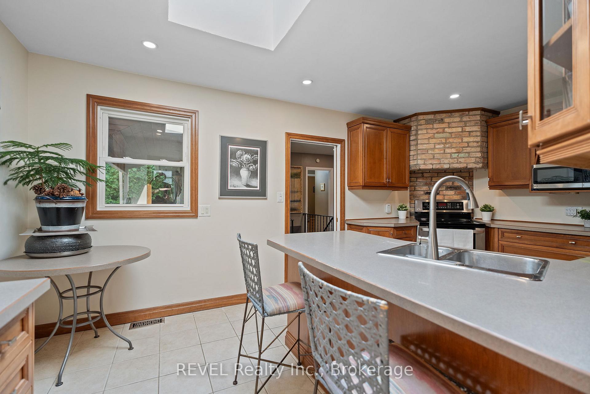 Photo 12 of 10 Woodington Crescent, St. Catharines, Glendale/Glenridge — HOMEH