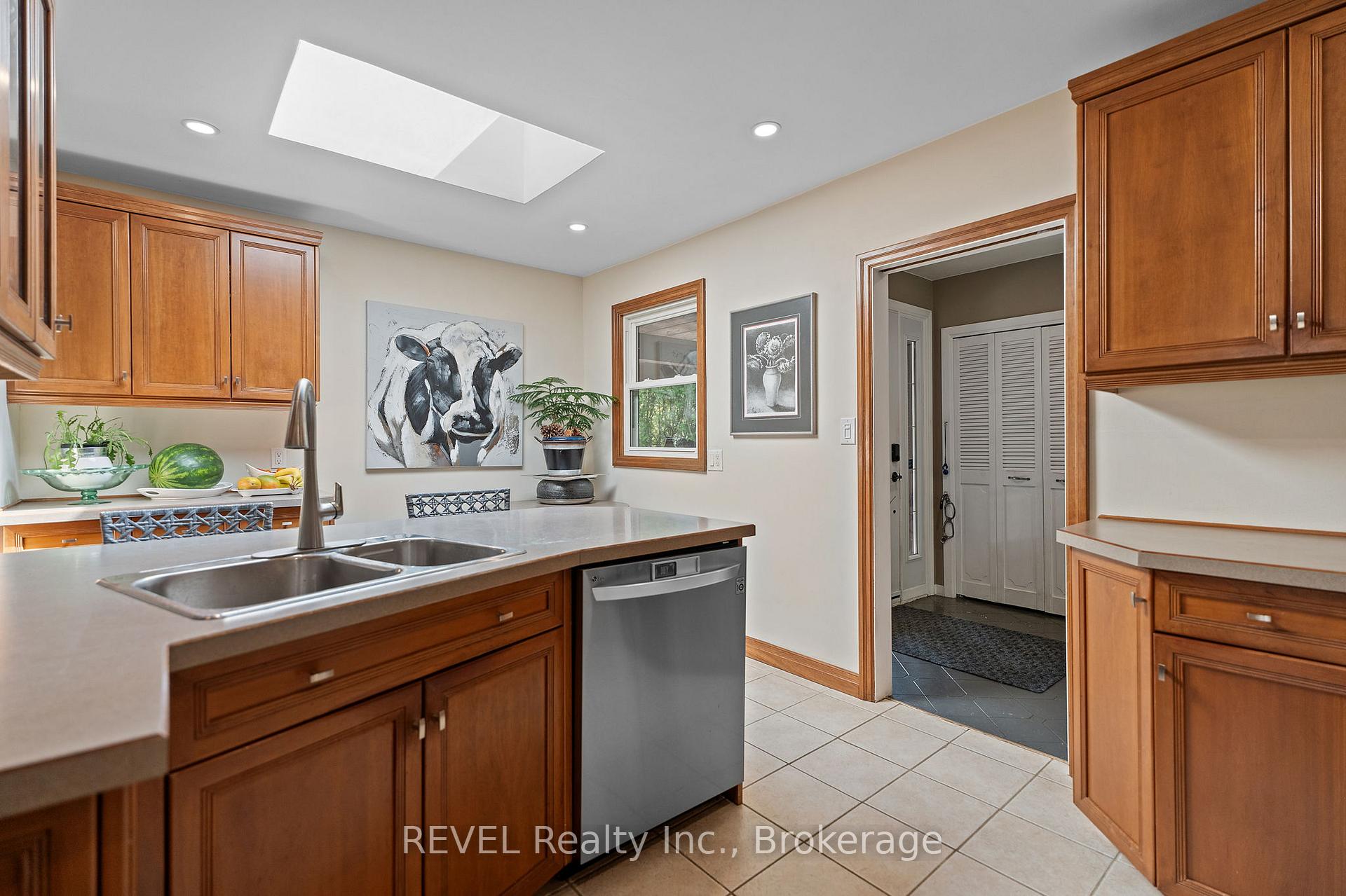 Photo 14 of 10 Woodington Crescent, St. Catharines, Glendale/Glenridge — HOMEH