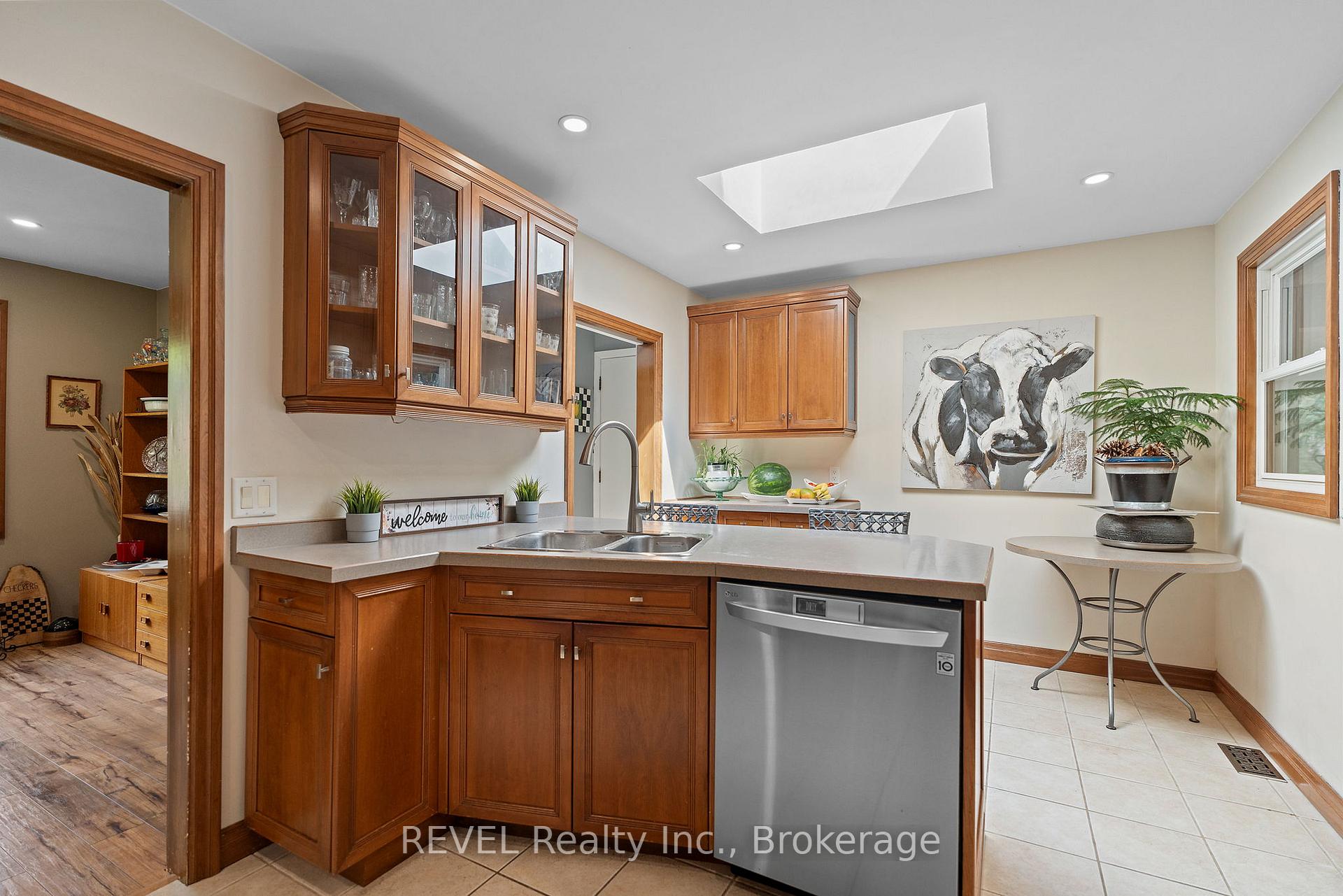 Photo 15 of 10 Woodington Crescent, St. Catharines, Glendale/Glenridge — HOMEH