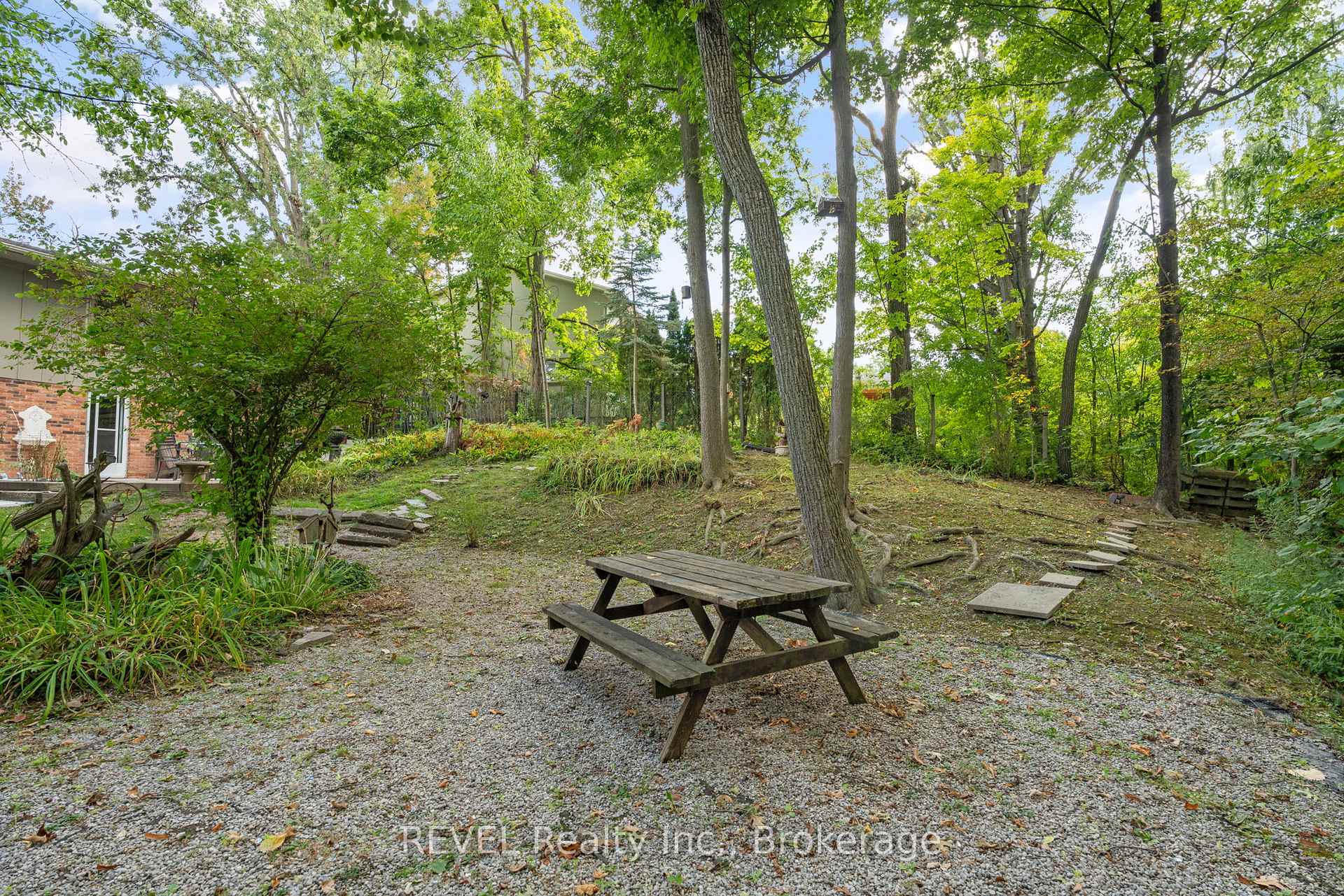 Photo 43 of 10 Woodington Crescent, St. Catharines, Glendale/Glenridge — HOMEH
