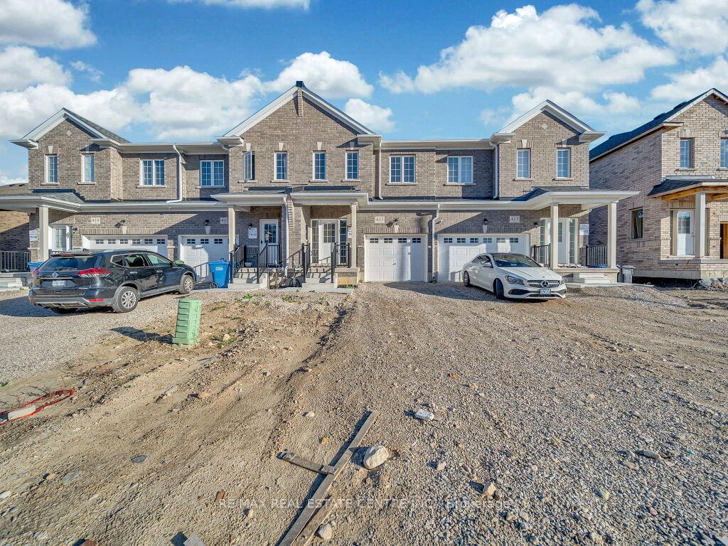 Front of 415 Vandusen Avenue N