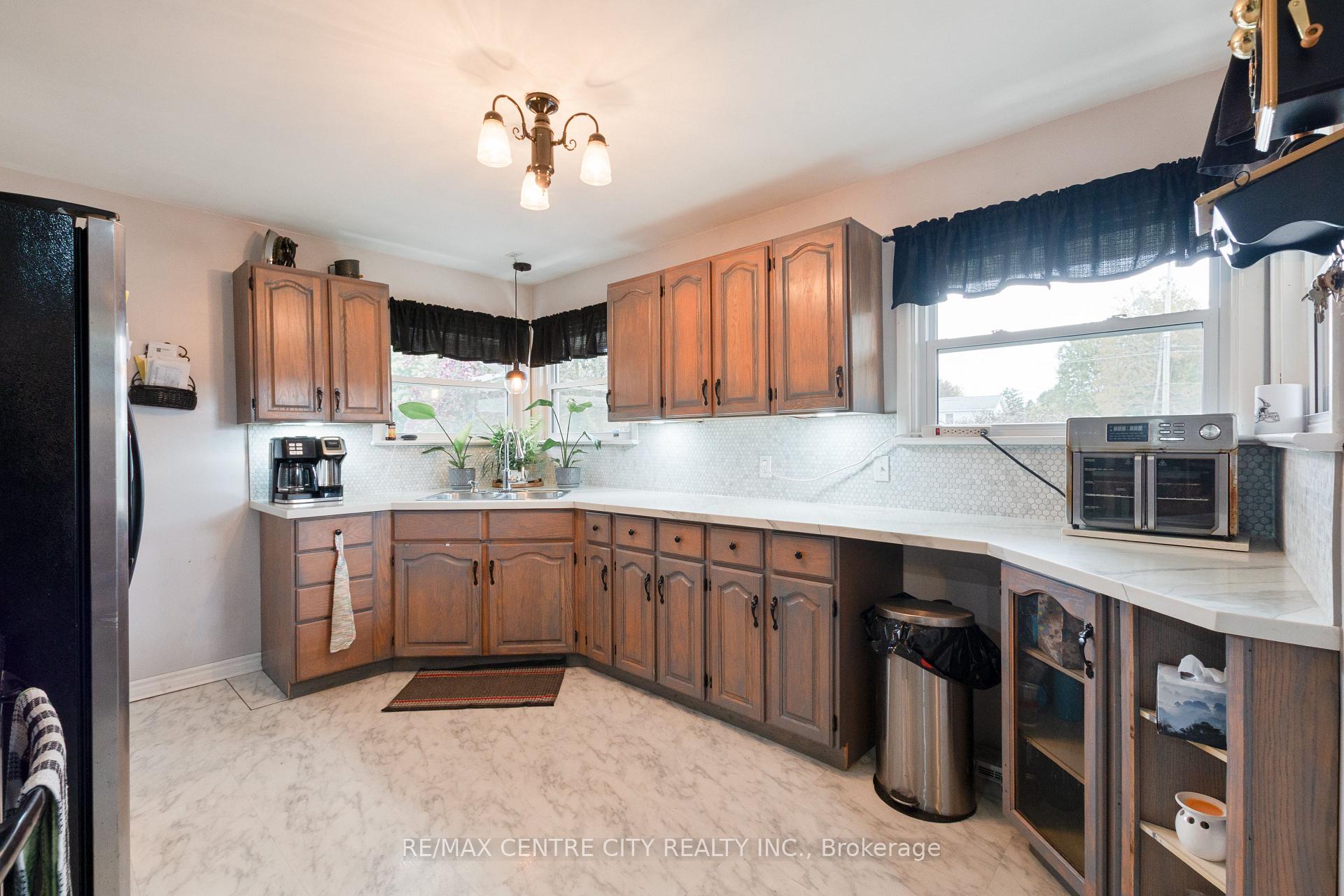 Photo 10 of 168 Fairview Avenue, St. Thomas — HOMEH