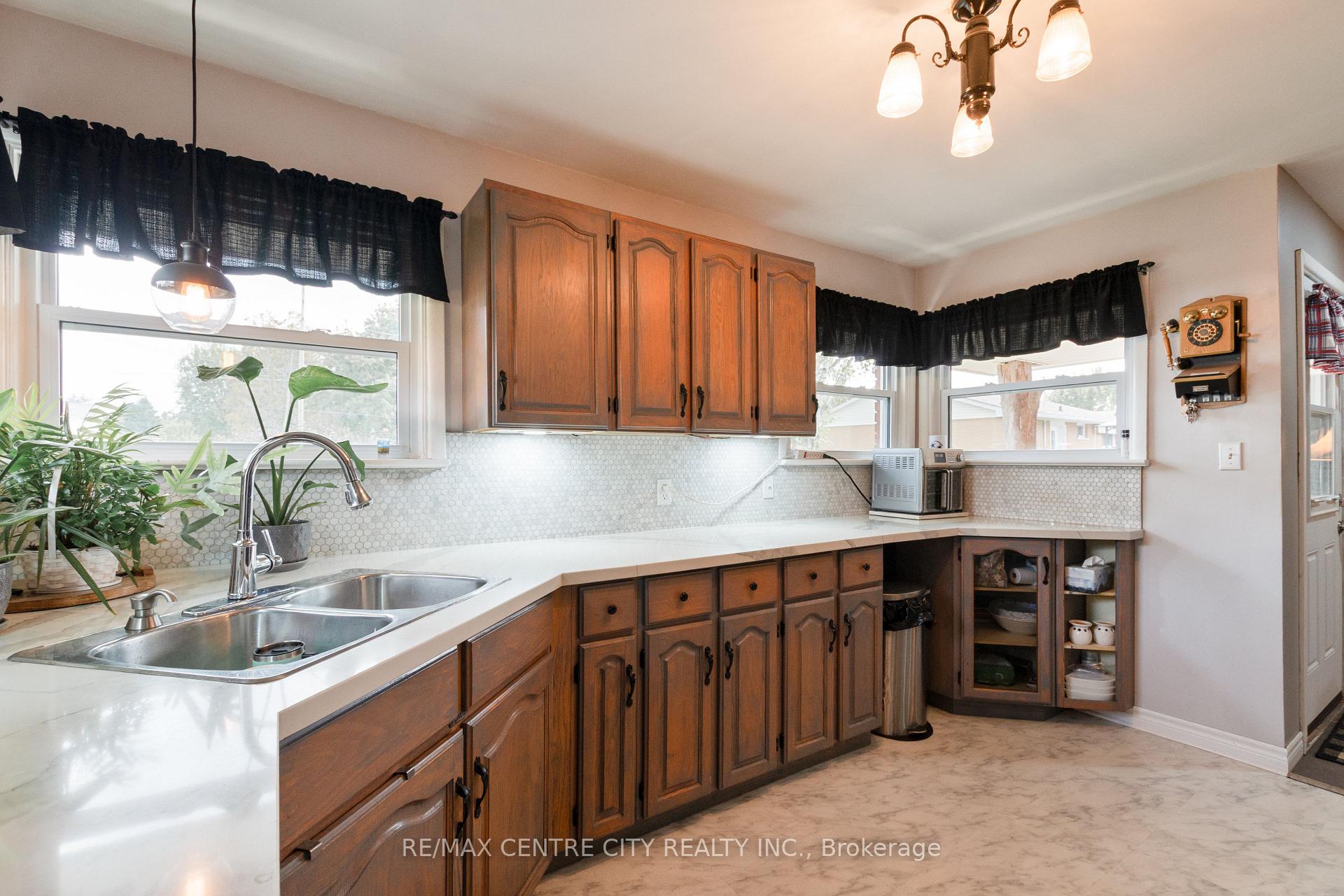 Photo 12 of 168 Fairview Avenue, St. Thomas — HOMEH
