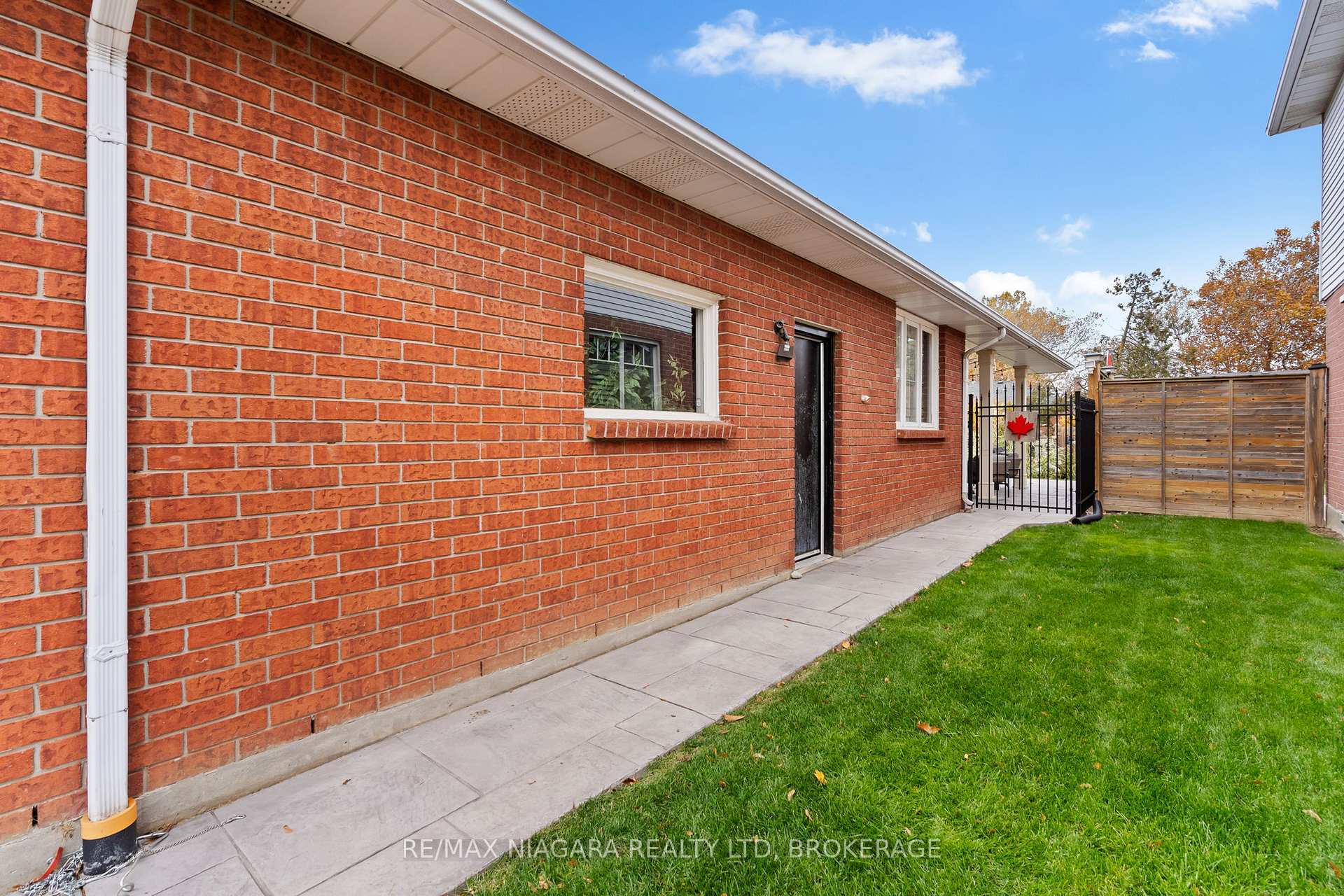 Photo 5 of 22 Michelle Drive, St. Catharines, Grapeview — HOMEH