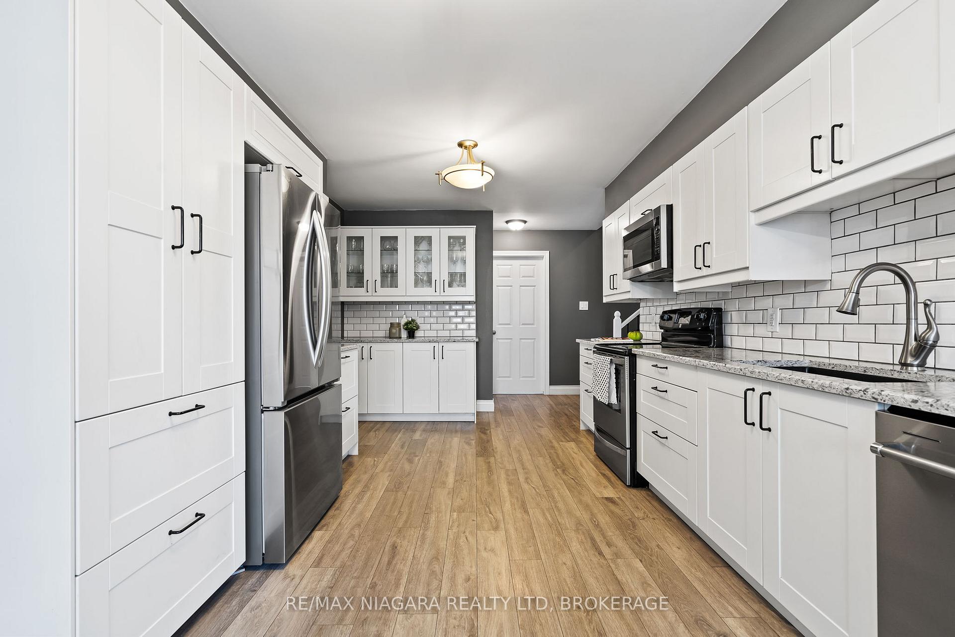 Photo 10 of 22 Michelle Drive, St. Catharines, Grapeview — HOMEH