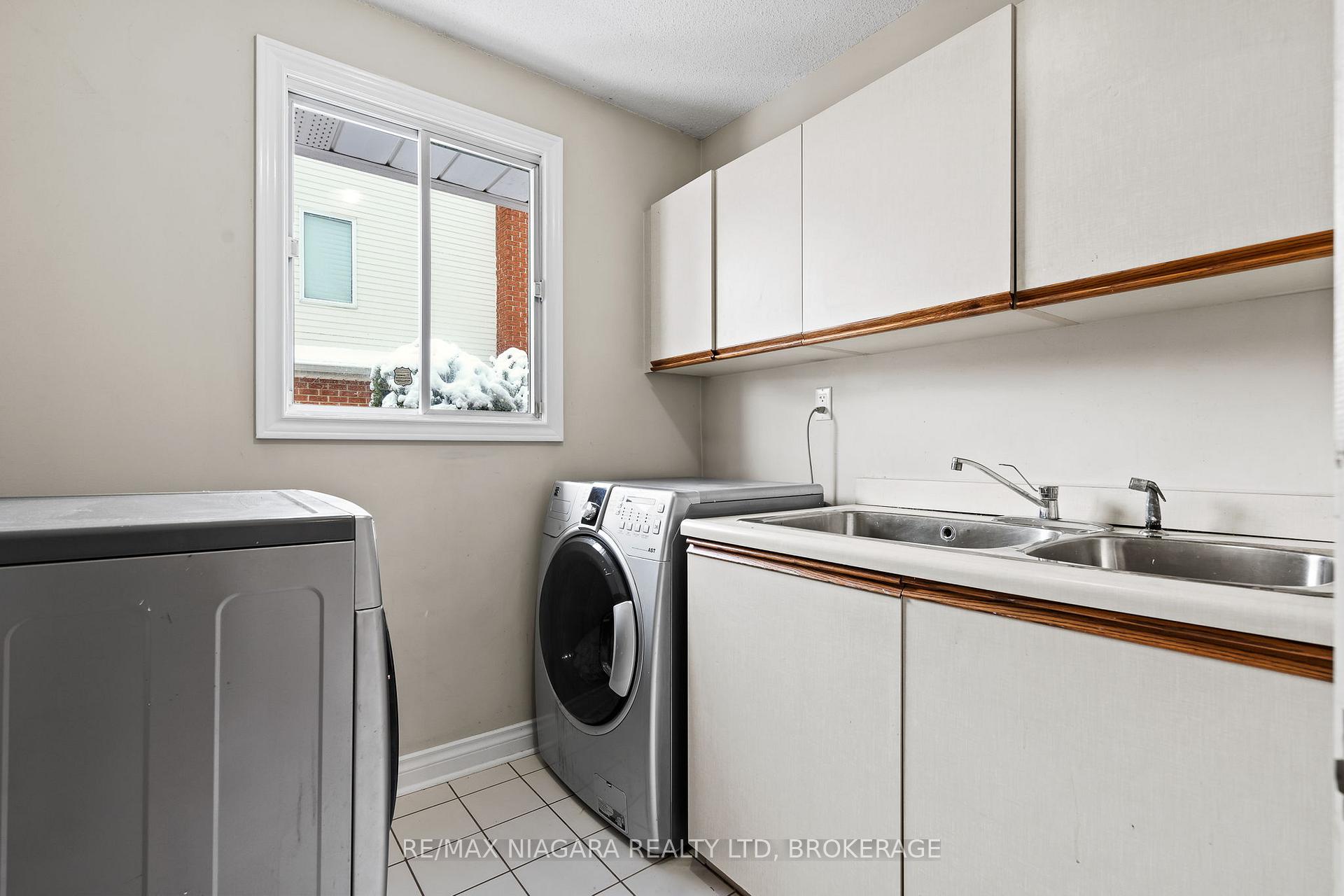 Photo 12 of 22 Michelle Drive, St. Catharines, Grapeview — HOMEH