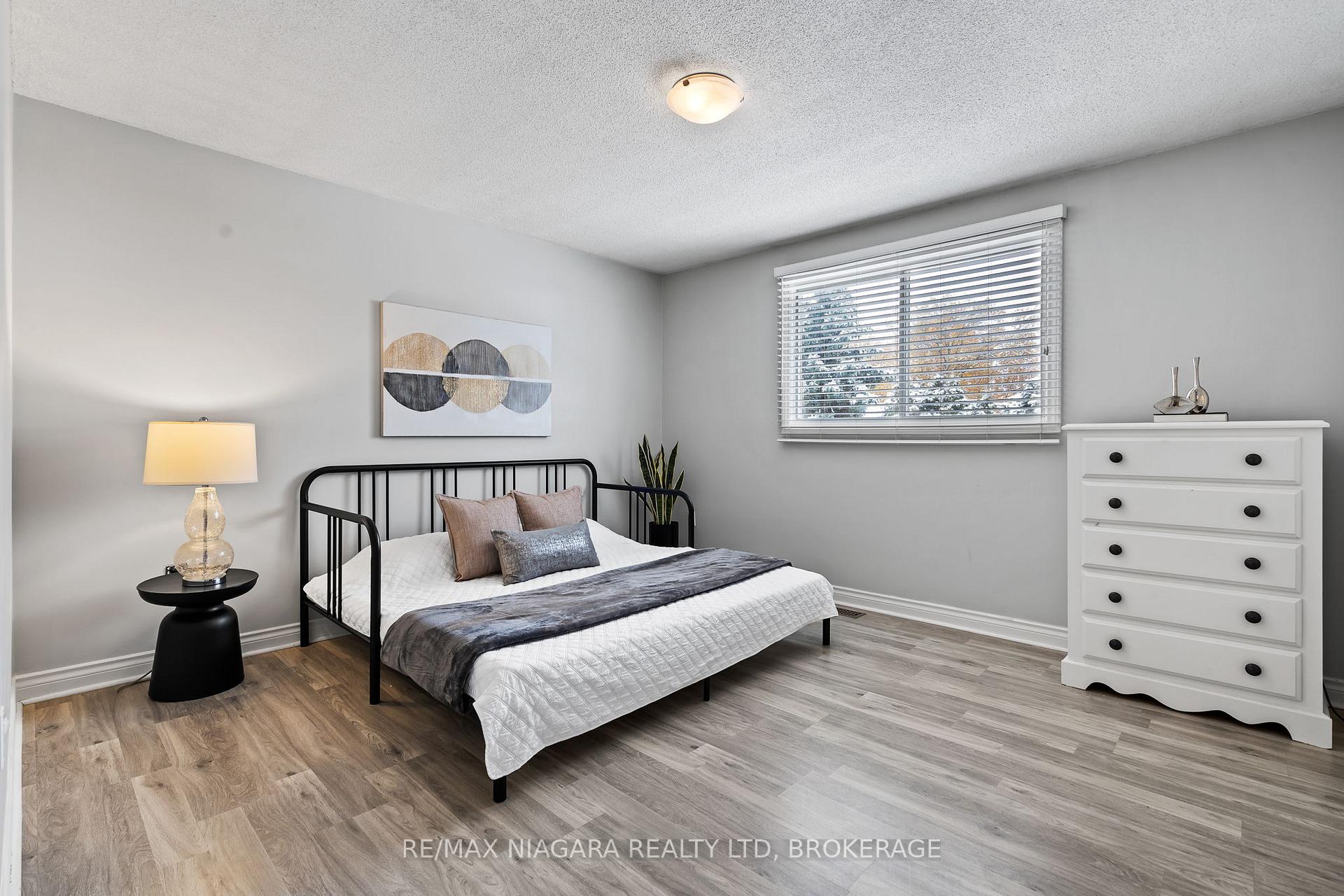 Photo 16 of 22 Michelle Drive, St. Catharines, Grapeview — HOMEH