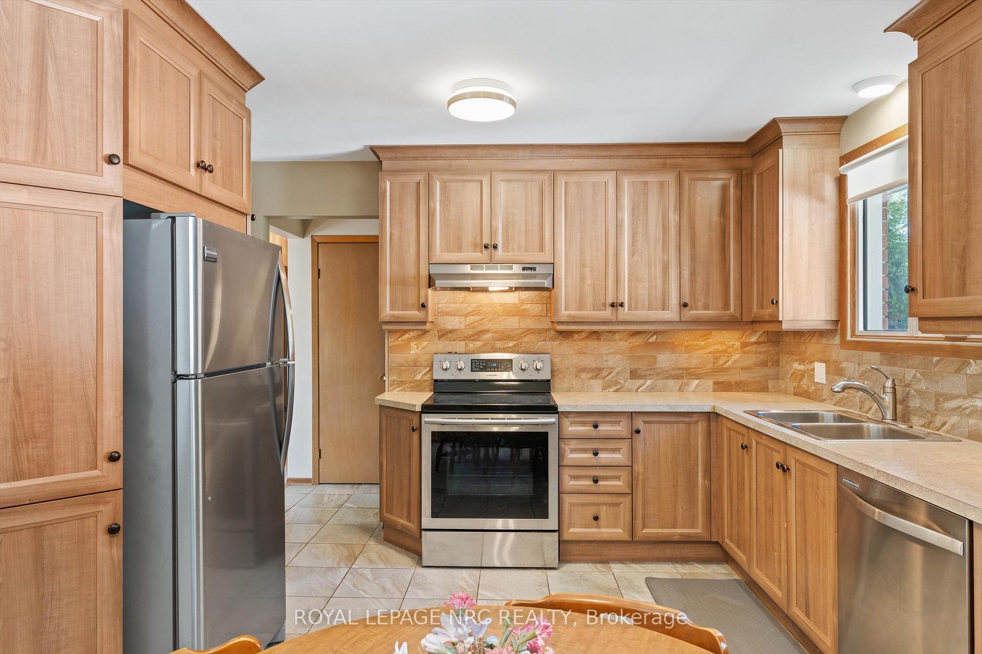 Photo 8 of 270 St. Paul Street W, St. Catharines, Ridley — HOMEH
