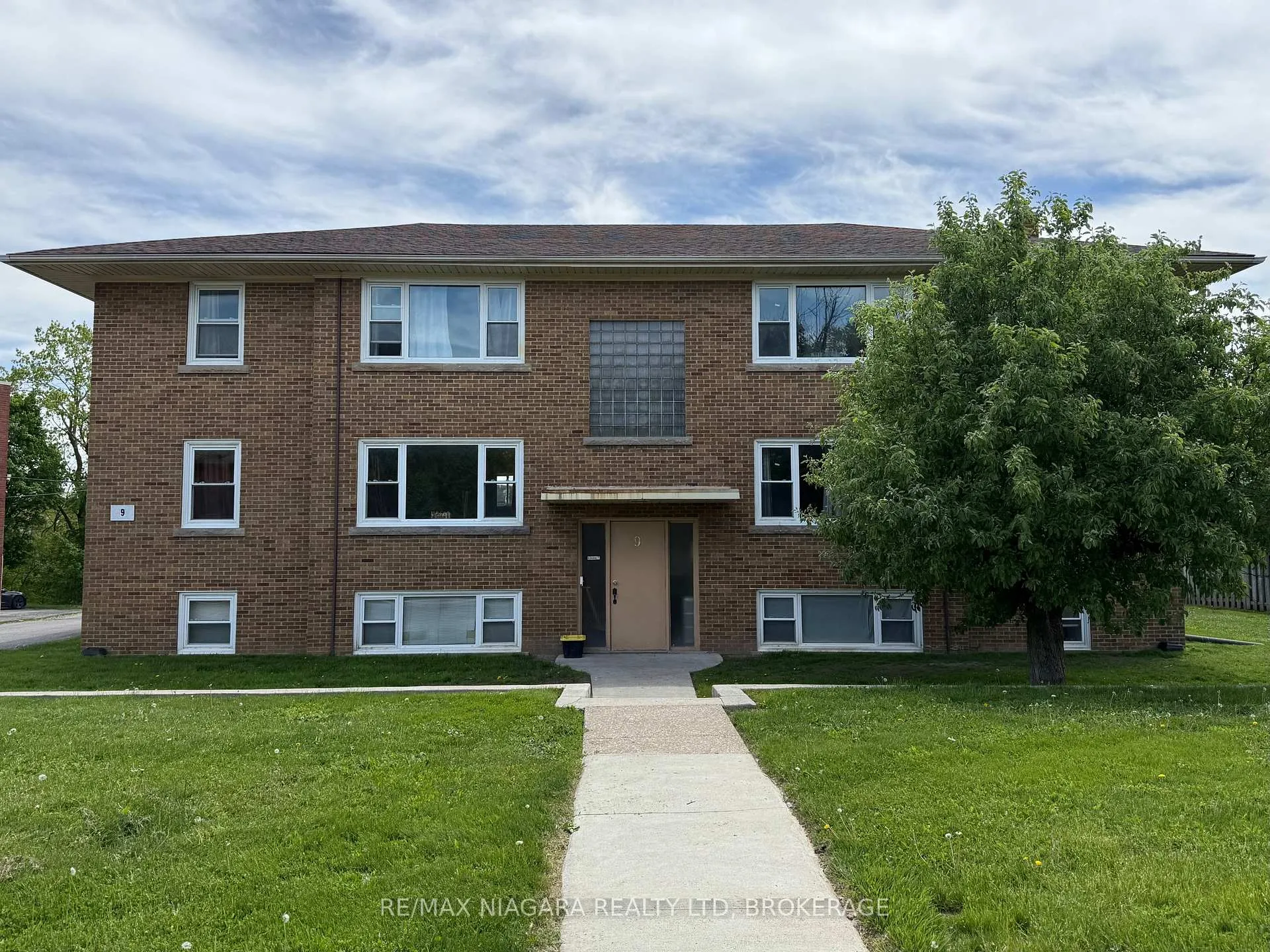 Front of Unit 1, 9 Riverview Boulevard