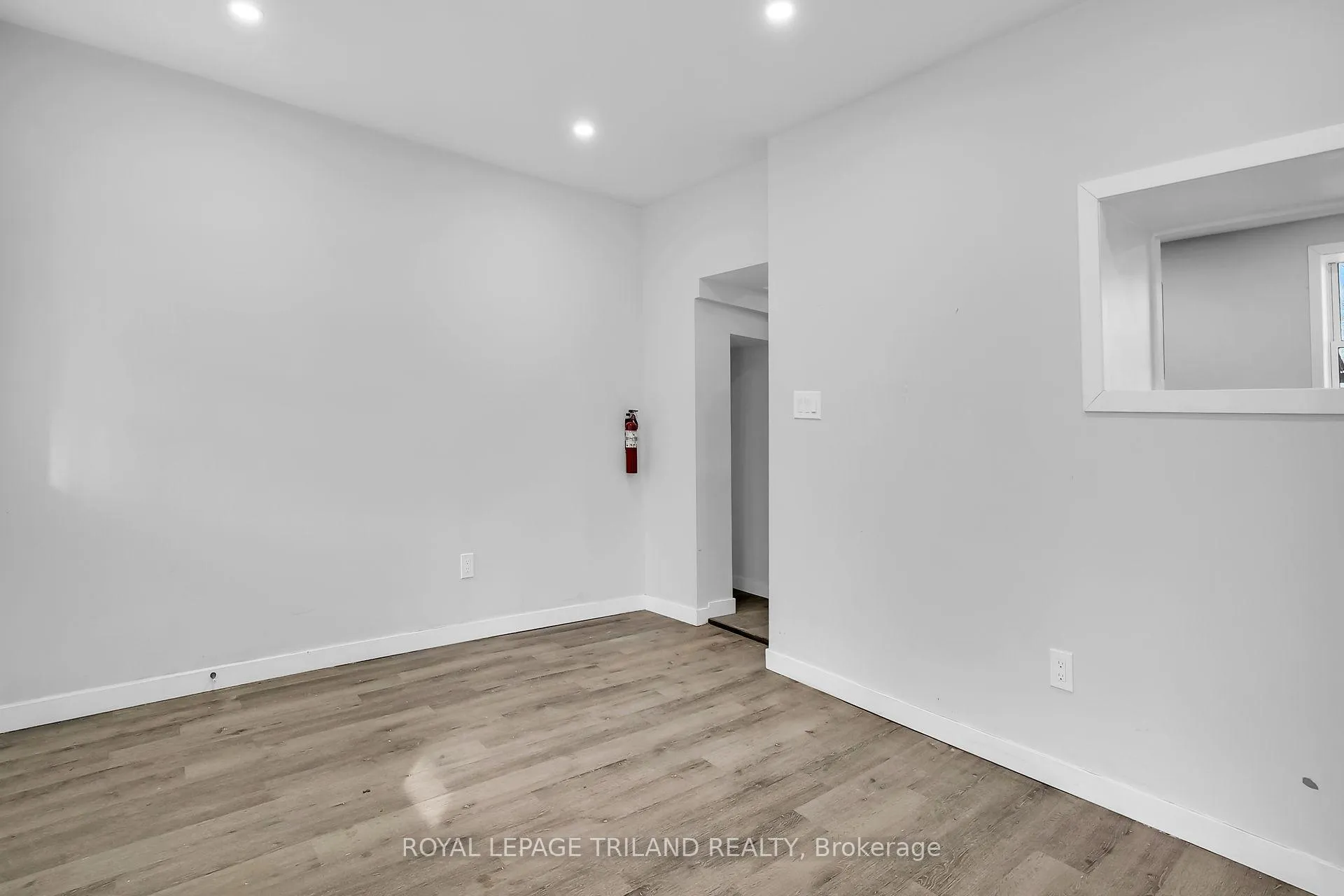 Photo 3 of 11 Scott Street, St. Thomas — HOMEH
