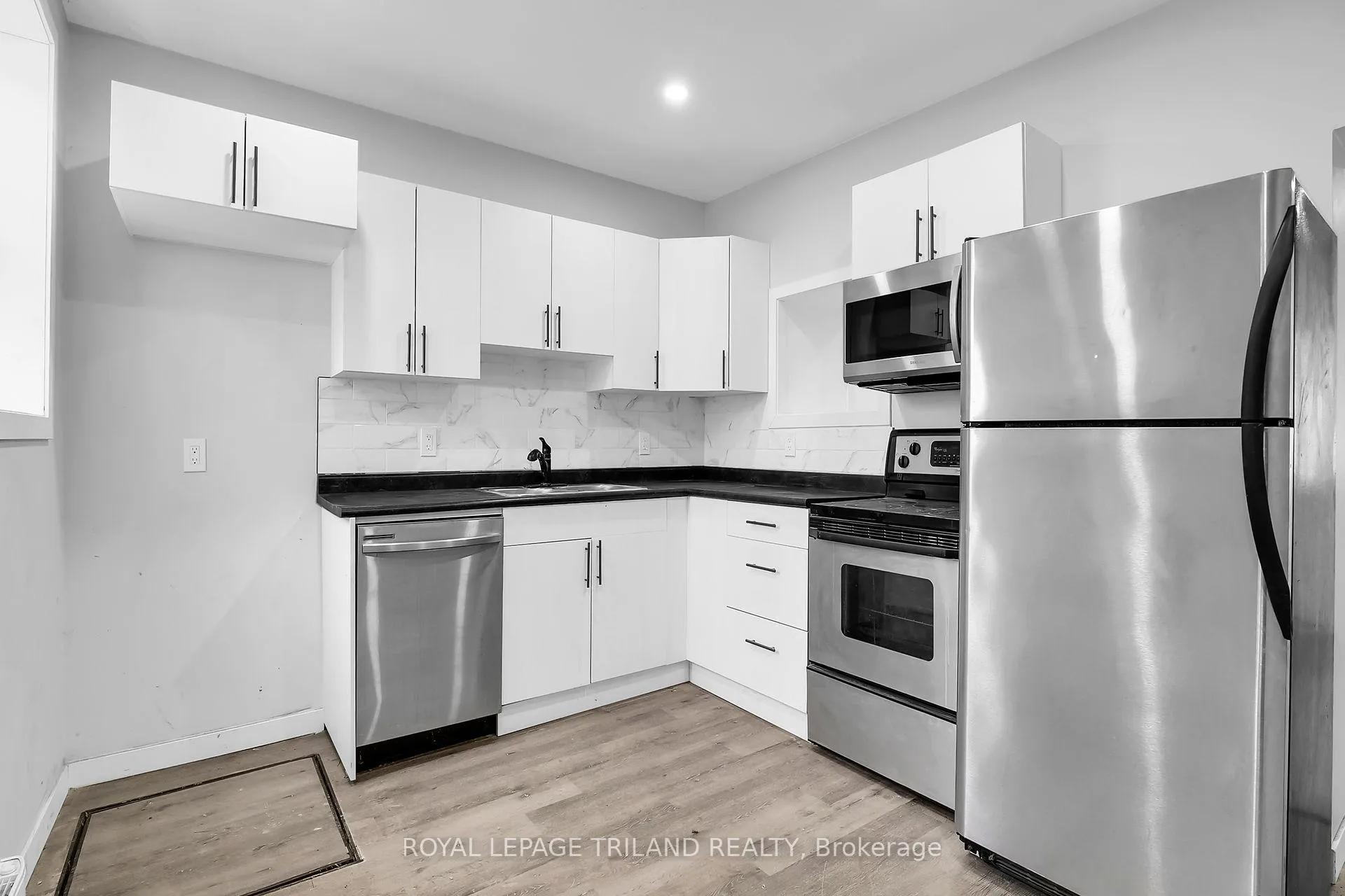 Photo 4 of 11 Scott Street, St. Thomas — HOMEH