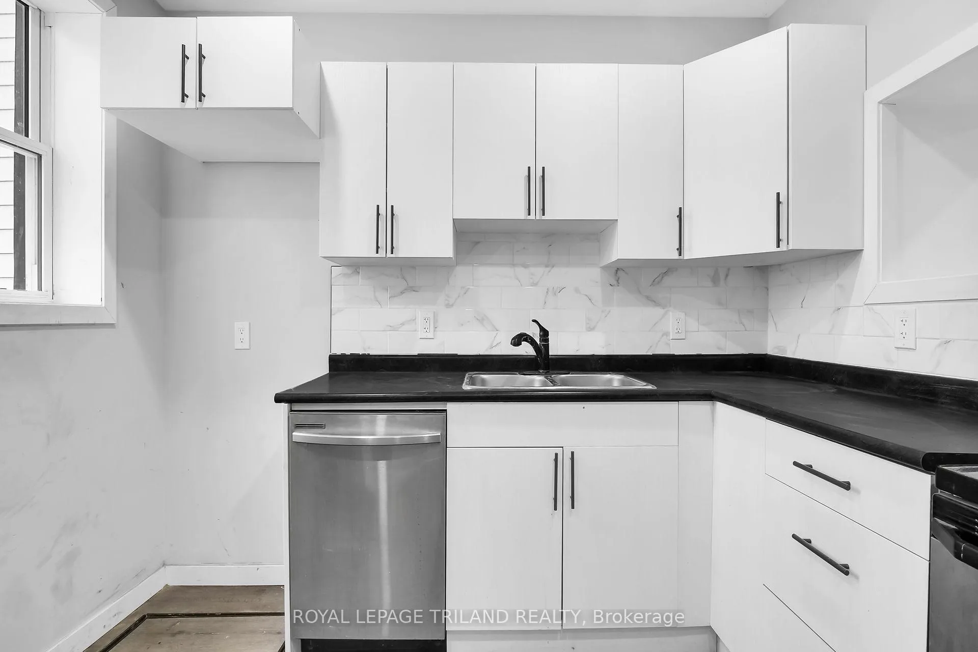 Photo 5 of 11 Scott Street, St. Thomas — HOMEH