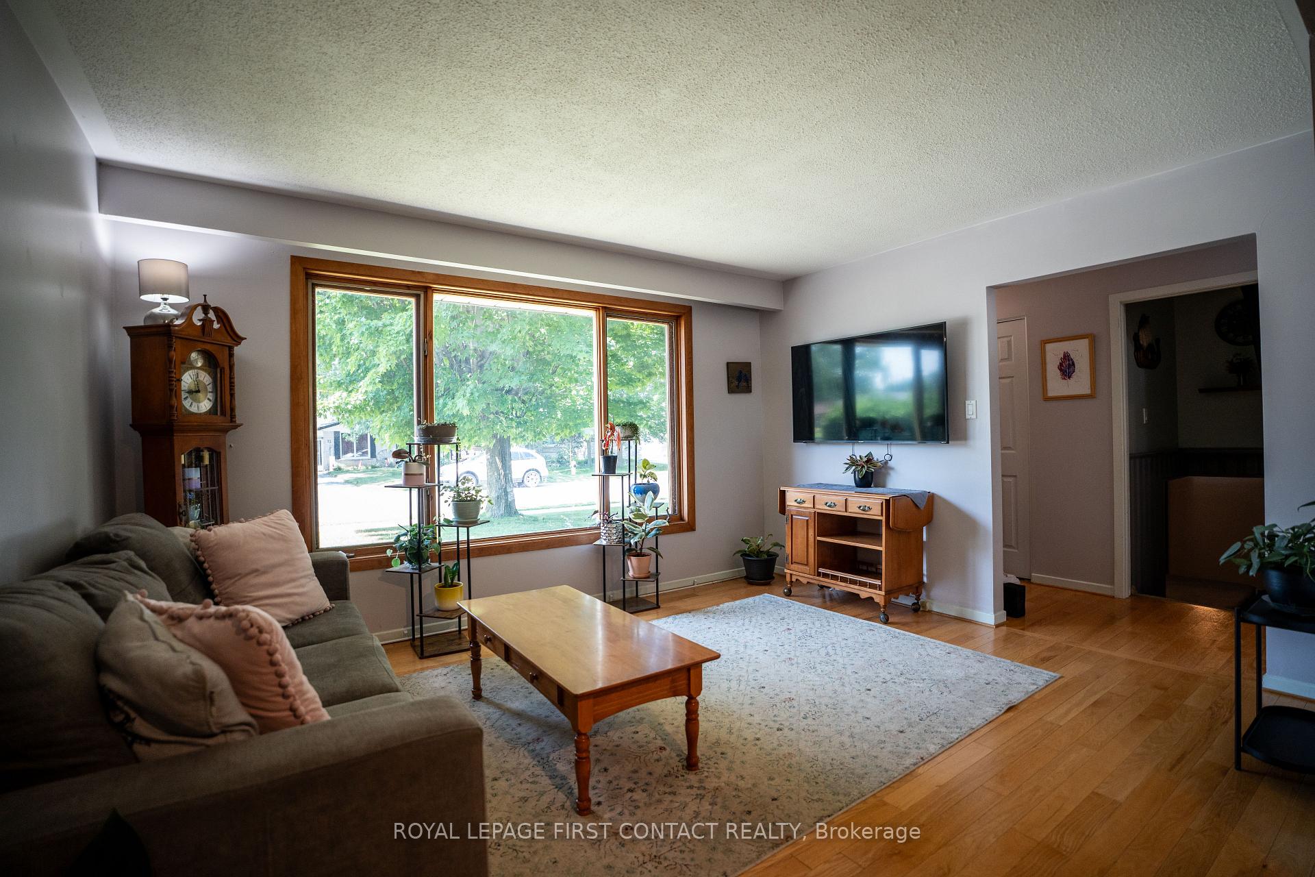 Photo 2 of 11 Ritchie Crescent, Springwater, Elmvale — HOMEH