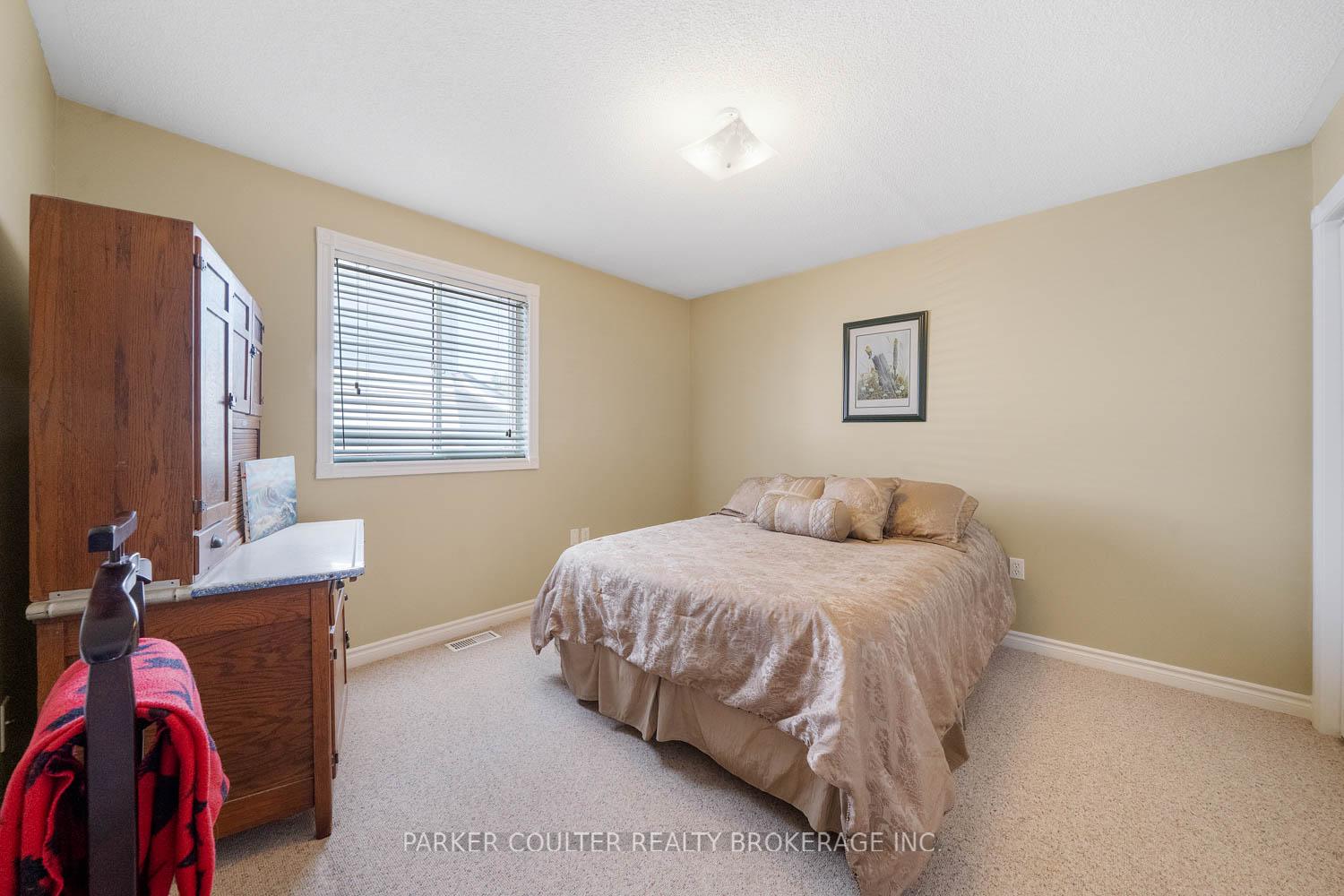 Photo 14 of 32 Ritchie Crescent, Springwater, Elmvale — HOMEH