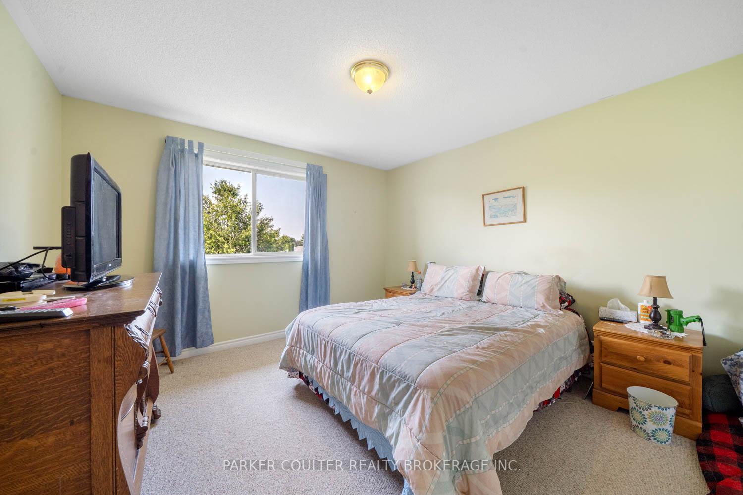 Photo 16 of 32 Ritchie Crescent, Springwater, Elmvale — HOMEH