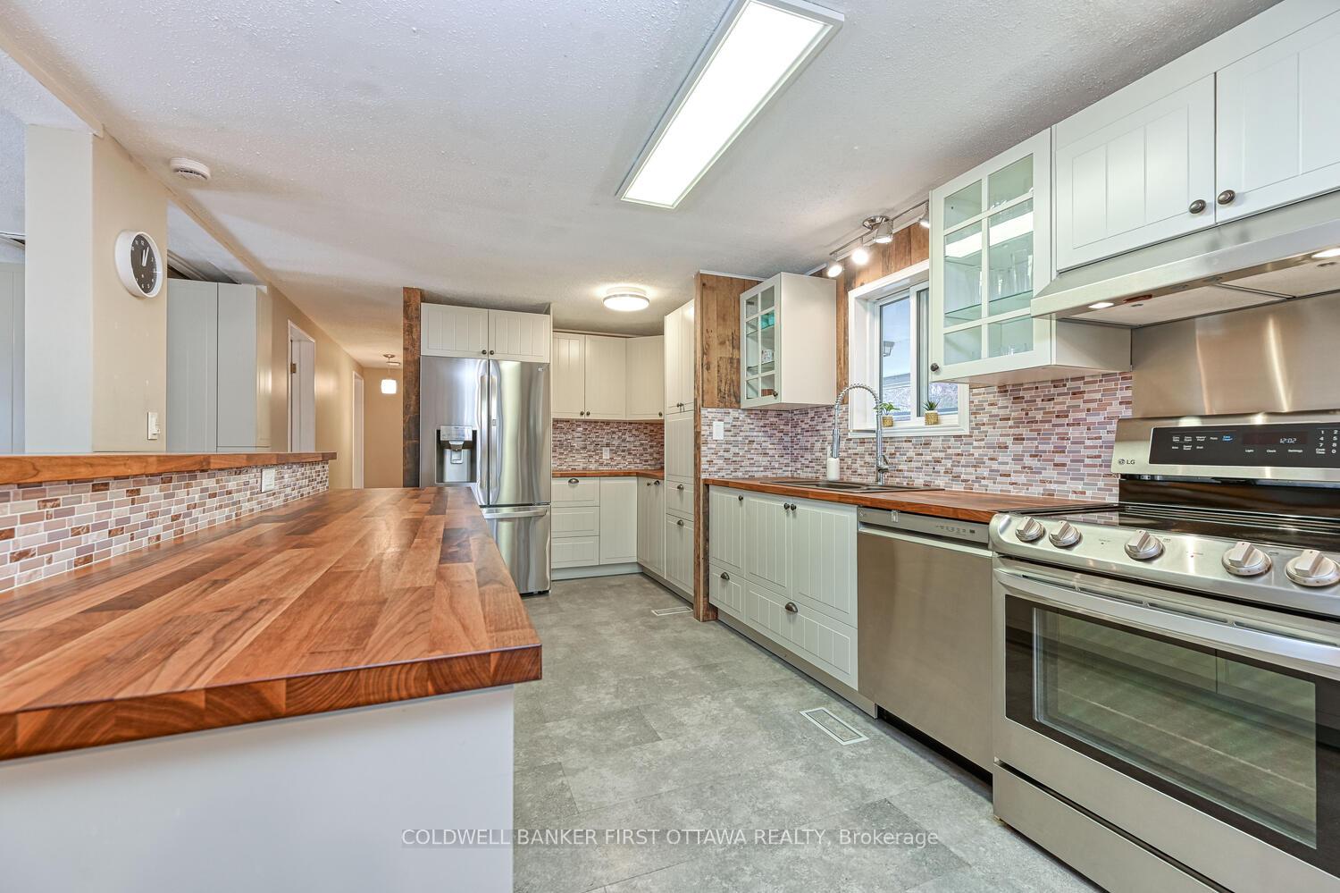 Photo 10 of 40 Fringewood Drive E, Ottawa, Fringewood — HOMEH