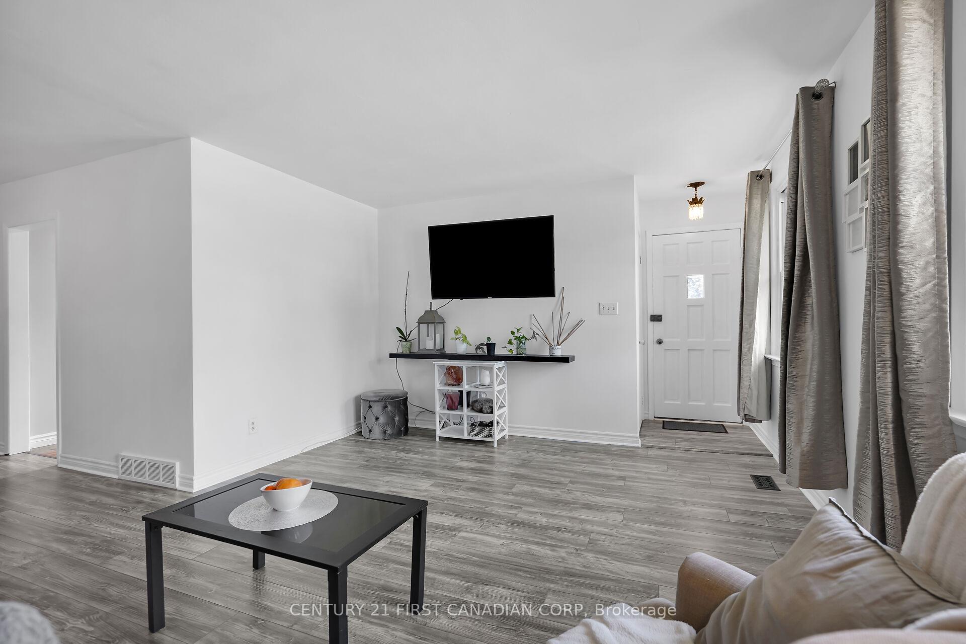 Photo 5 of 23 Gregory Place, St. Thomas — HOMEH