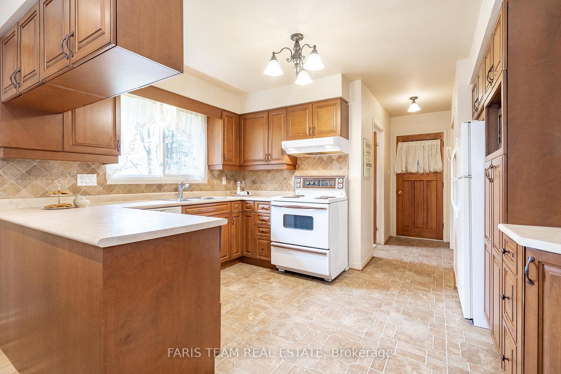 Photo 3 of 15 Lawrence Avenue, Springwater, Anten Mills — HOMEH