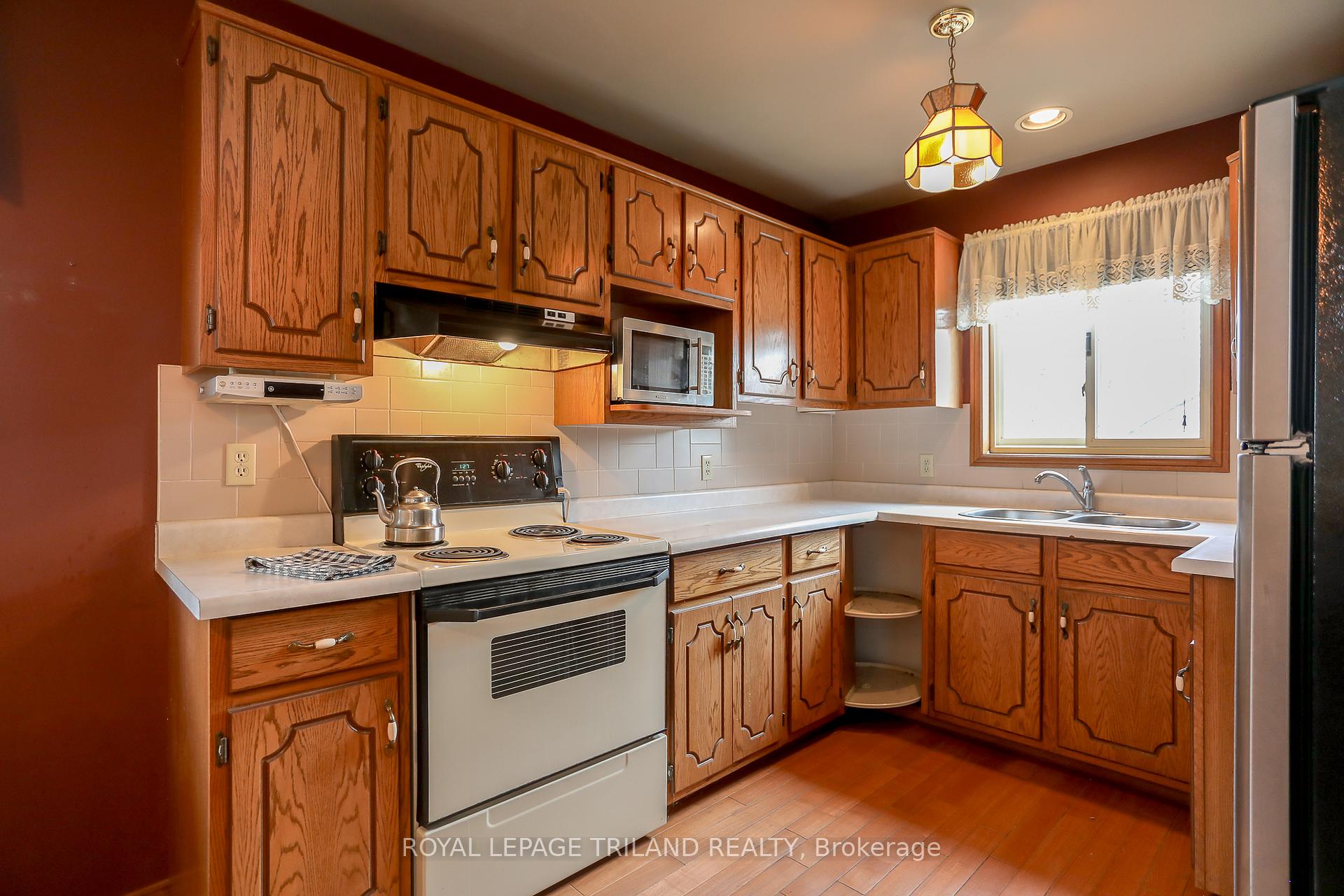 Photo 3 of 170 Forest Avenue, St. Thomas — HOMEH