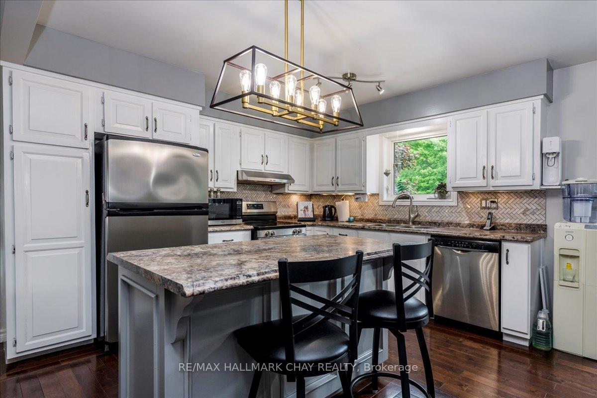 Photo 4 of 17 Glenview Avenue, Springwater, Elmvale — HOMEH