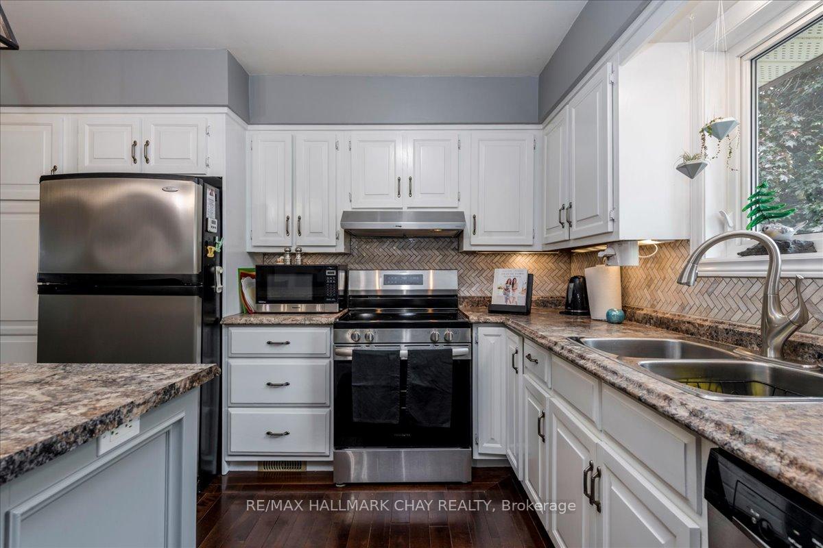 Photo 5 of 17 Glenview Avenue, Springwater, Elmvale — HOMEH