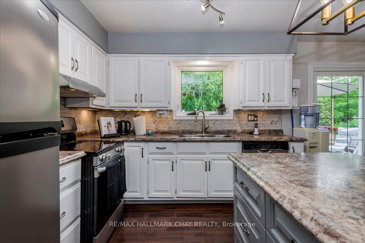 Photo 6 of 17 Glenview Avenue, Springwater, Elmvale — HOMEH