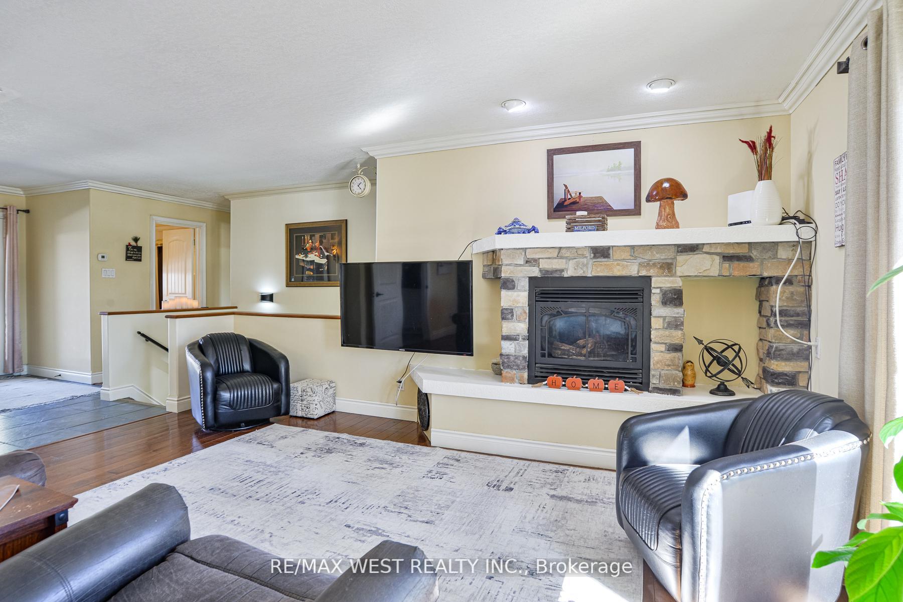 Photo 3 of 13 Albert Street W, Springwater, Hillsdale — HOMEH
