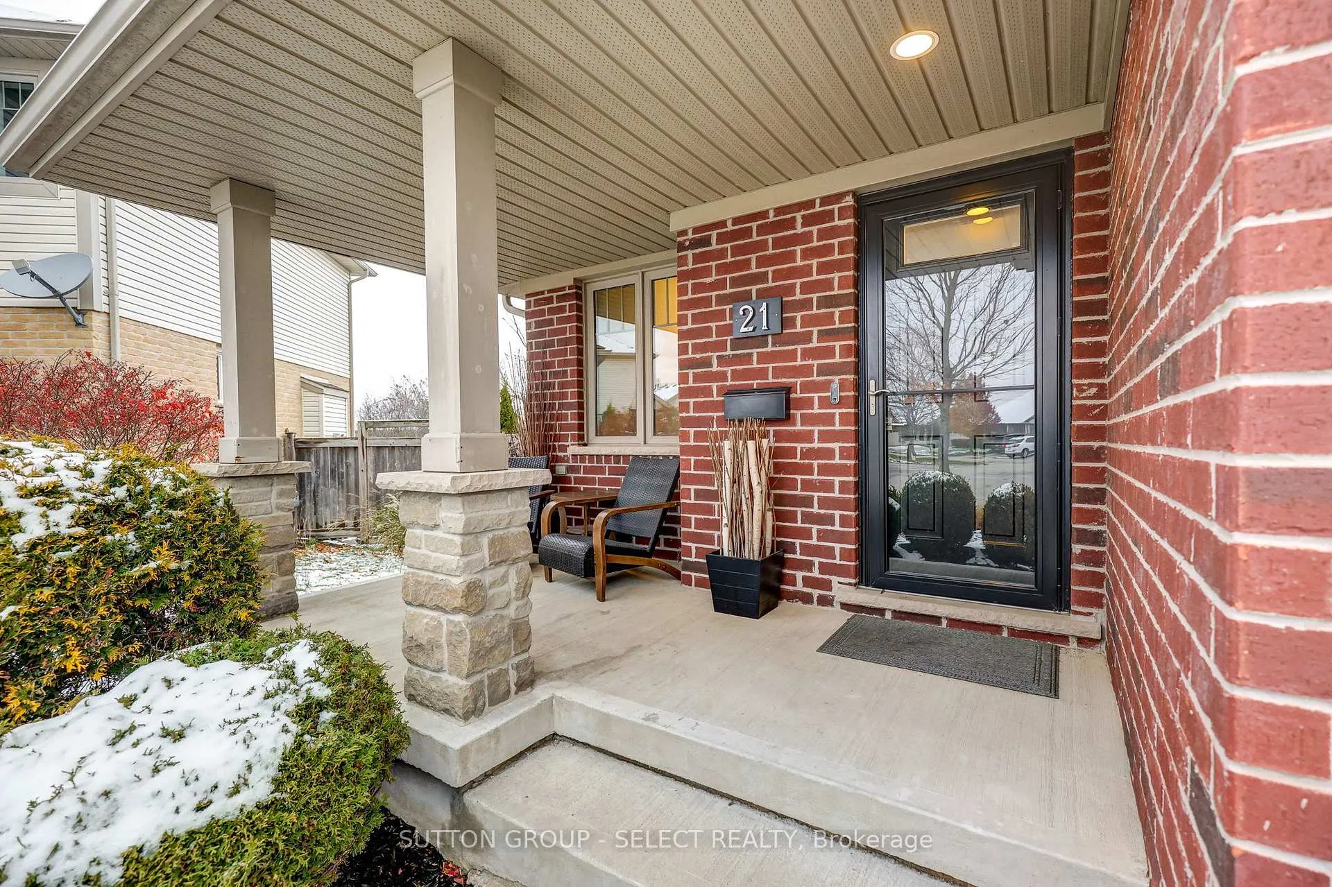 Photo 2 of 21 Alderwood Court, St. Thomas — HOMEH