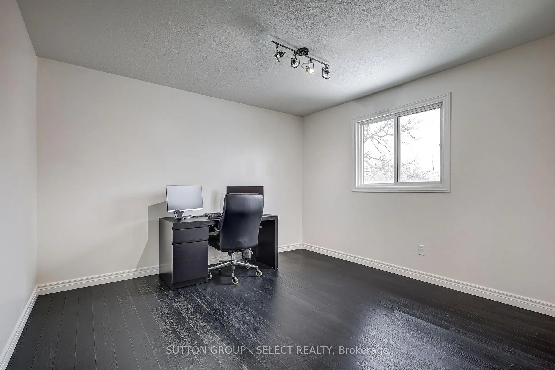Photo 12 of 21 Alderwood Court, St. Thomas — HOMEH
