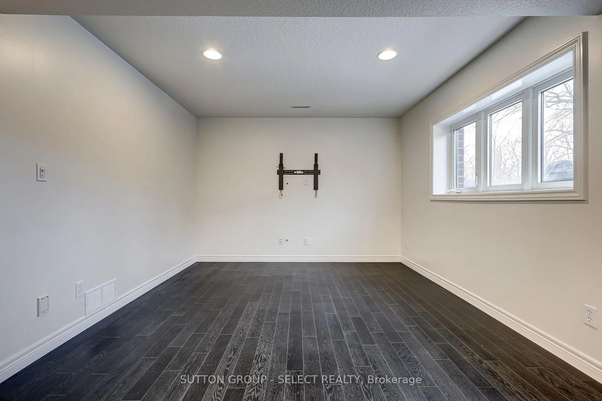 Photo 17 of 21 Alderwood Court, St. Thomas — HOMEH