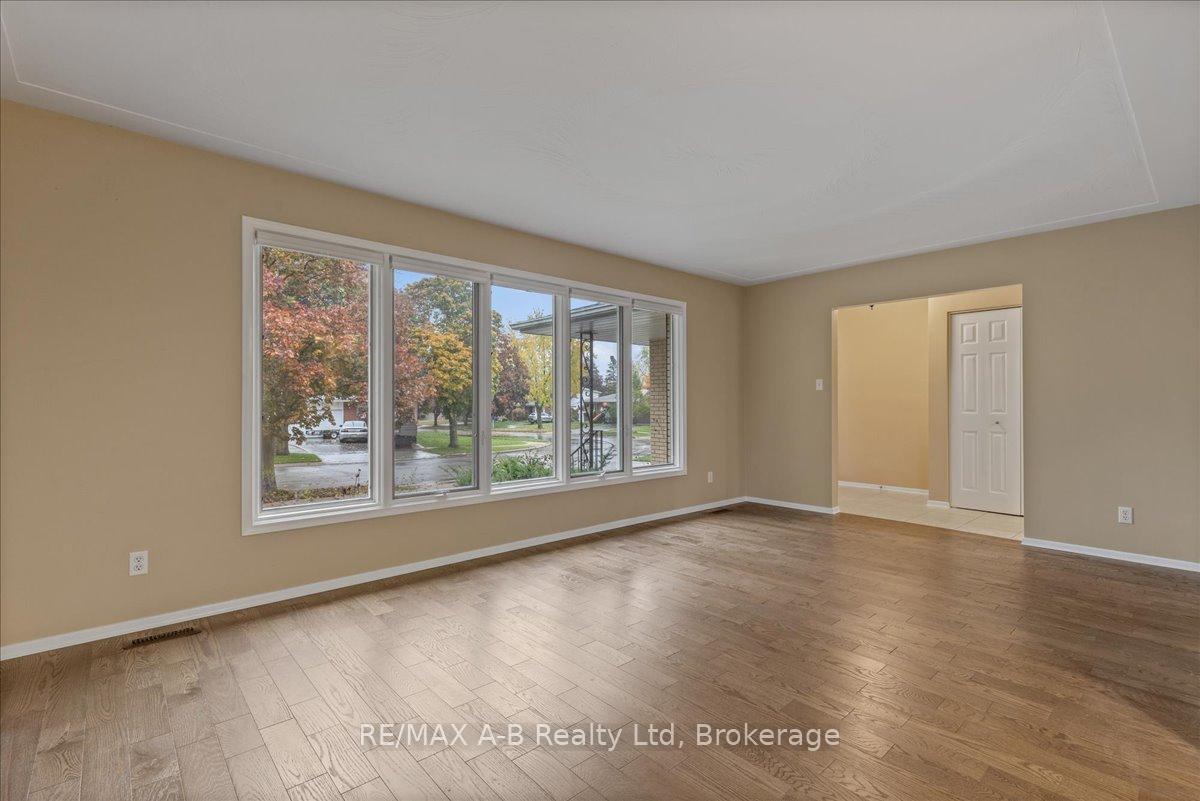 Photo 10 of 86 Windemere Crescent, Stratford — HOMEH