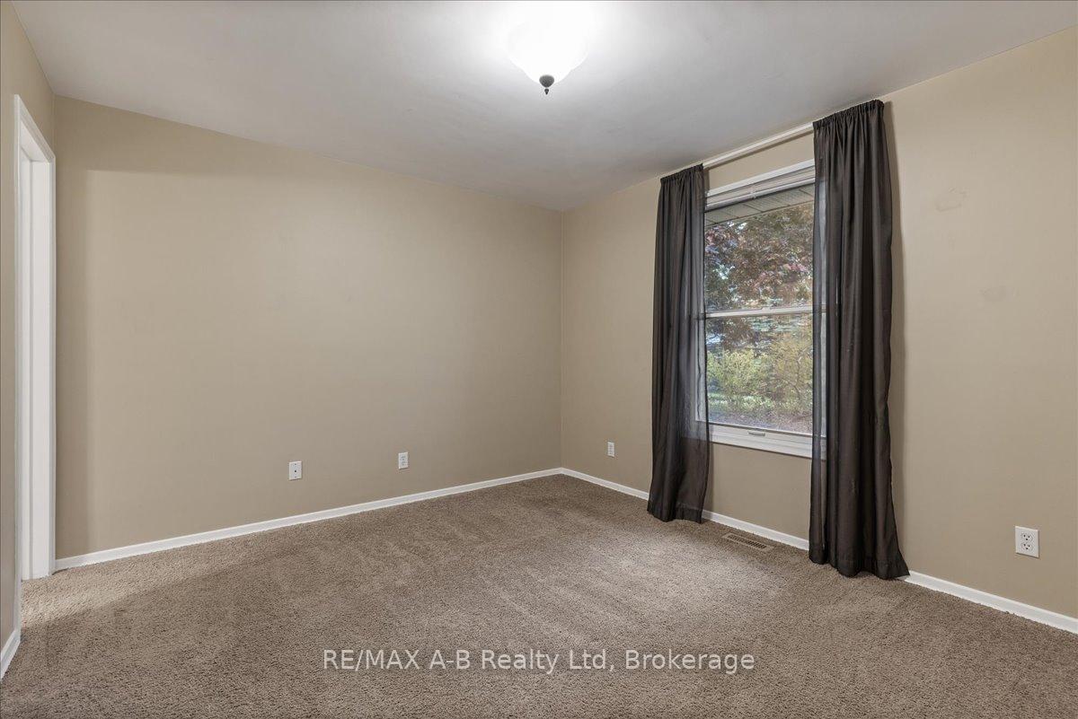 Photo 27 of 86 Windemere Crescent, Stratford — HOMEH