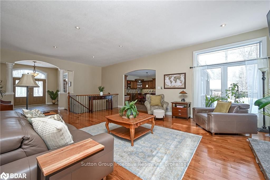 Photo 4 of 28 Laddie Lane, Springwater, Anten Mills — HOMEH