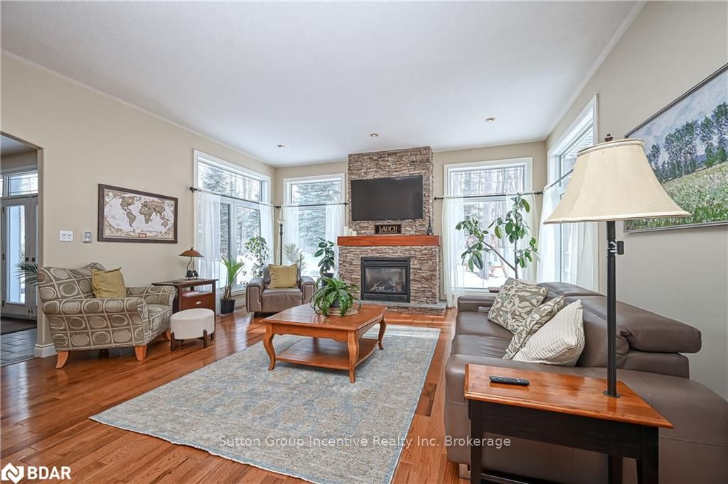 Photo 5 of 28 Laddie Lane, Springwater, Anten Mills — HOMEH