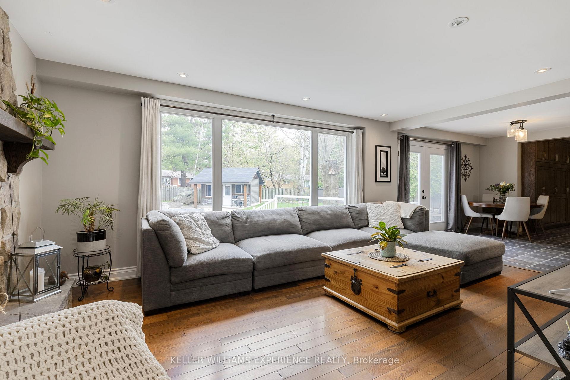 Photo 3 of 31 Lawrence Avenue, Springwater, Minesing — HOMEH