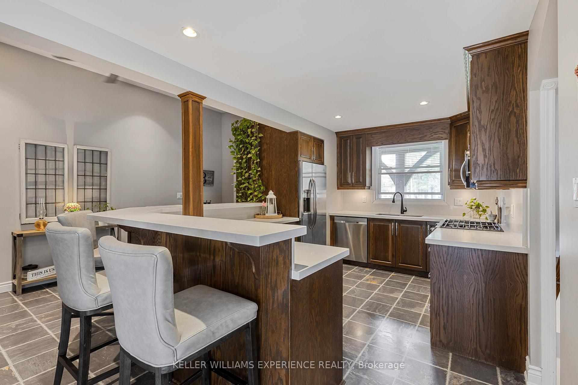 Photo 4 of 31 Lawrence Avenue, Springwater, Minesing — HOMEH