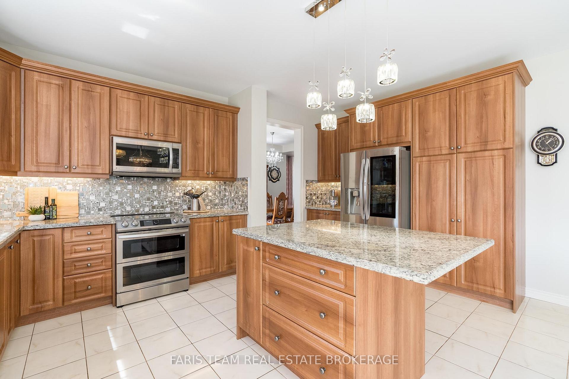 Photo 5 of 19 McIsaac Drive, Springwater, Centre Vespra — HOMEH