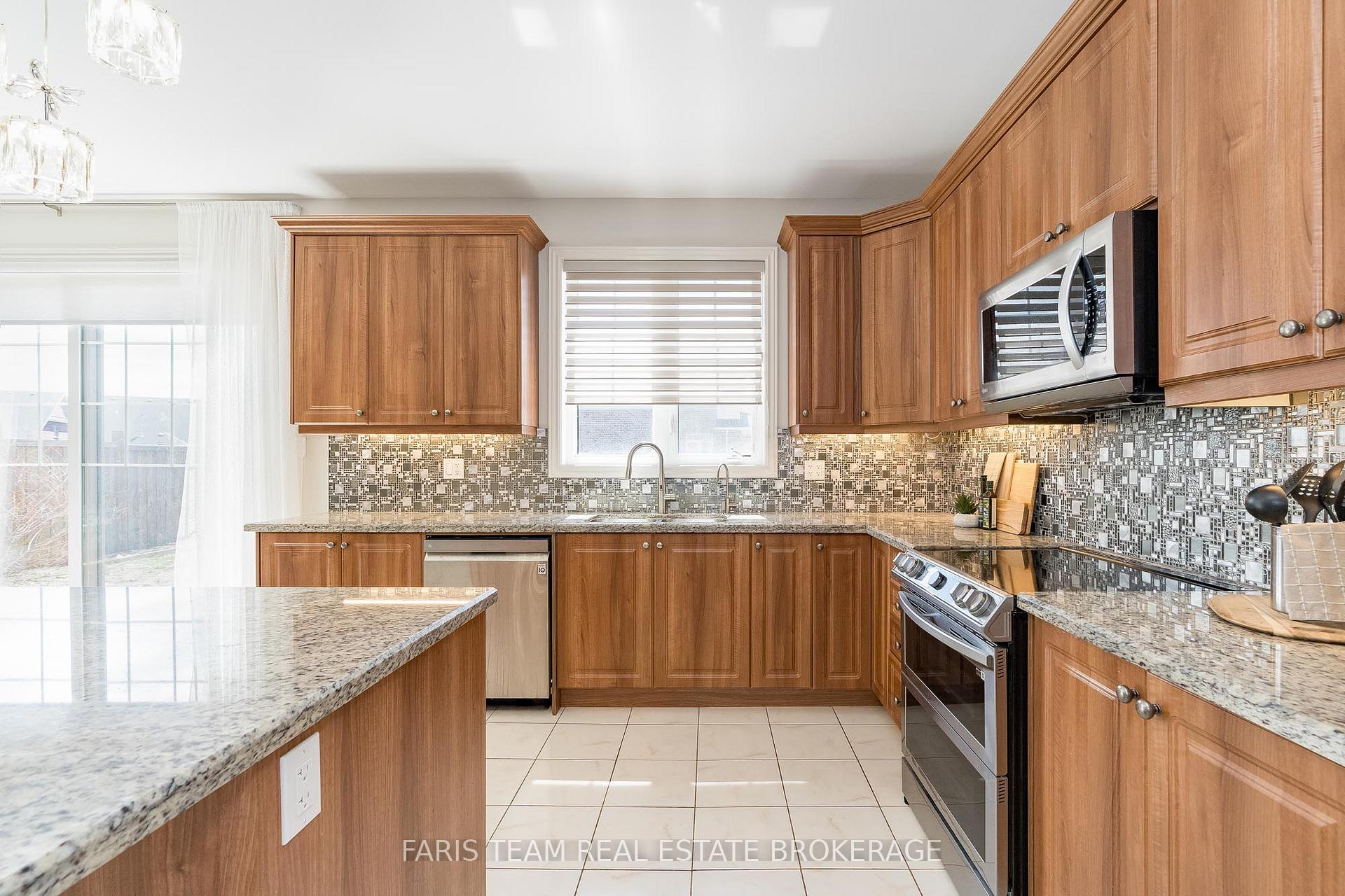 Photo 7 of 19 McIsaac Drive, Springwater, Centre Vespra — HOMEH
