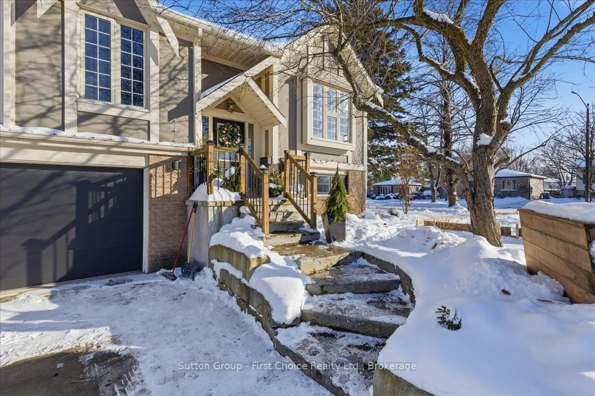 Photo 2 of 7 Kenner Crescent, Stratford — HOMEH