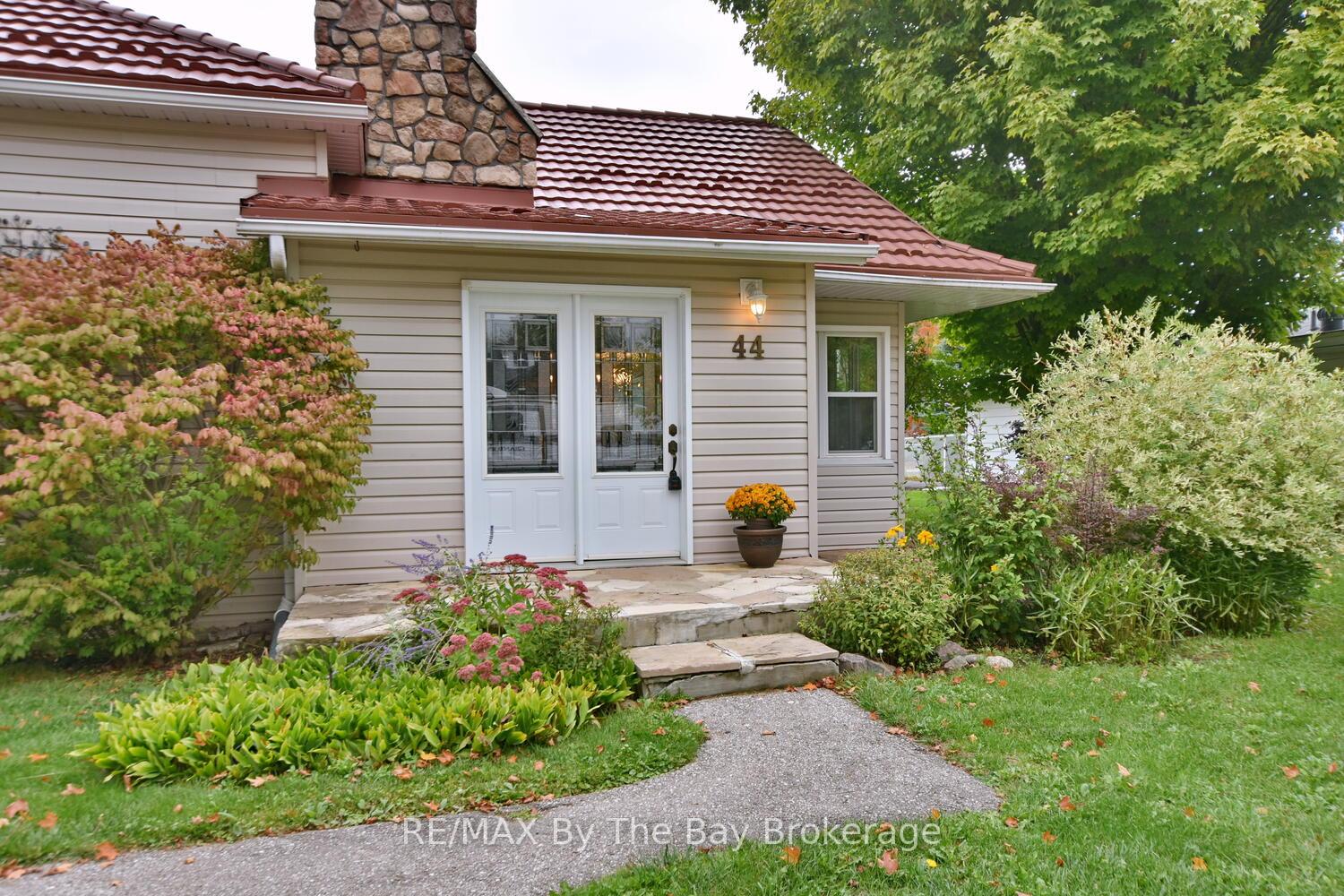 Photo 2 of 44 Peter Street, Springwater, Elmvale — HOMEH