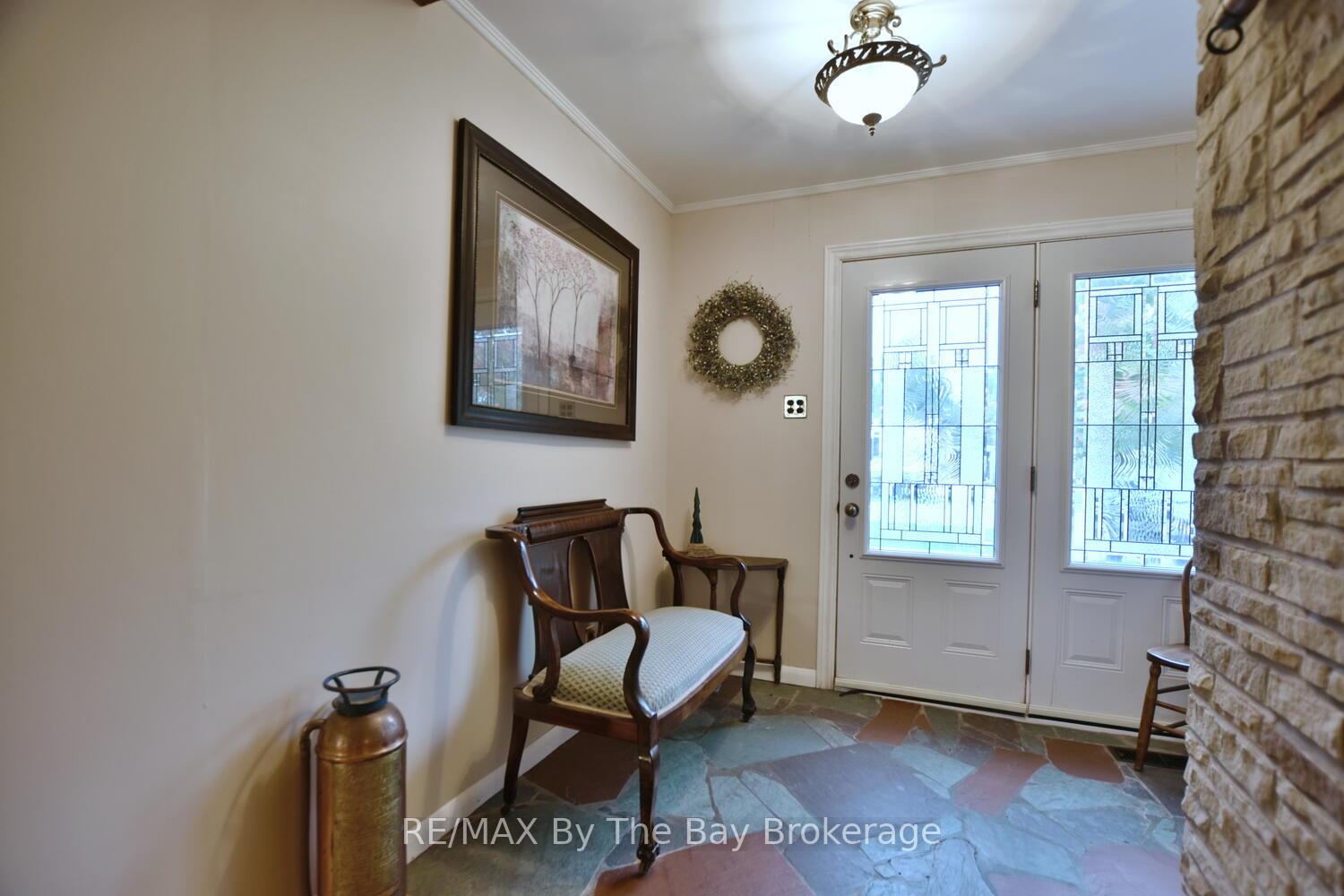 Photo 4 of 44 Peter Street, Springwater, Elmvale — HOMEH