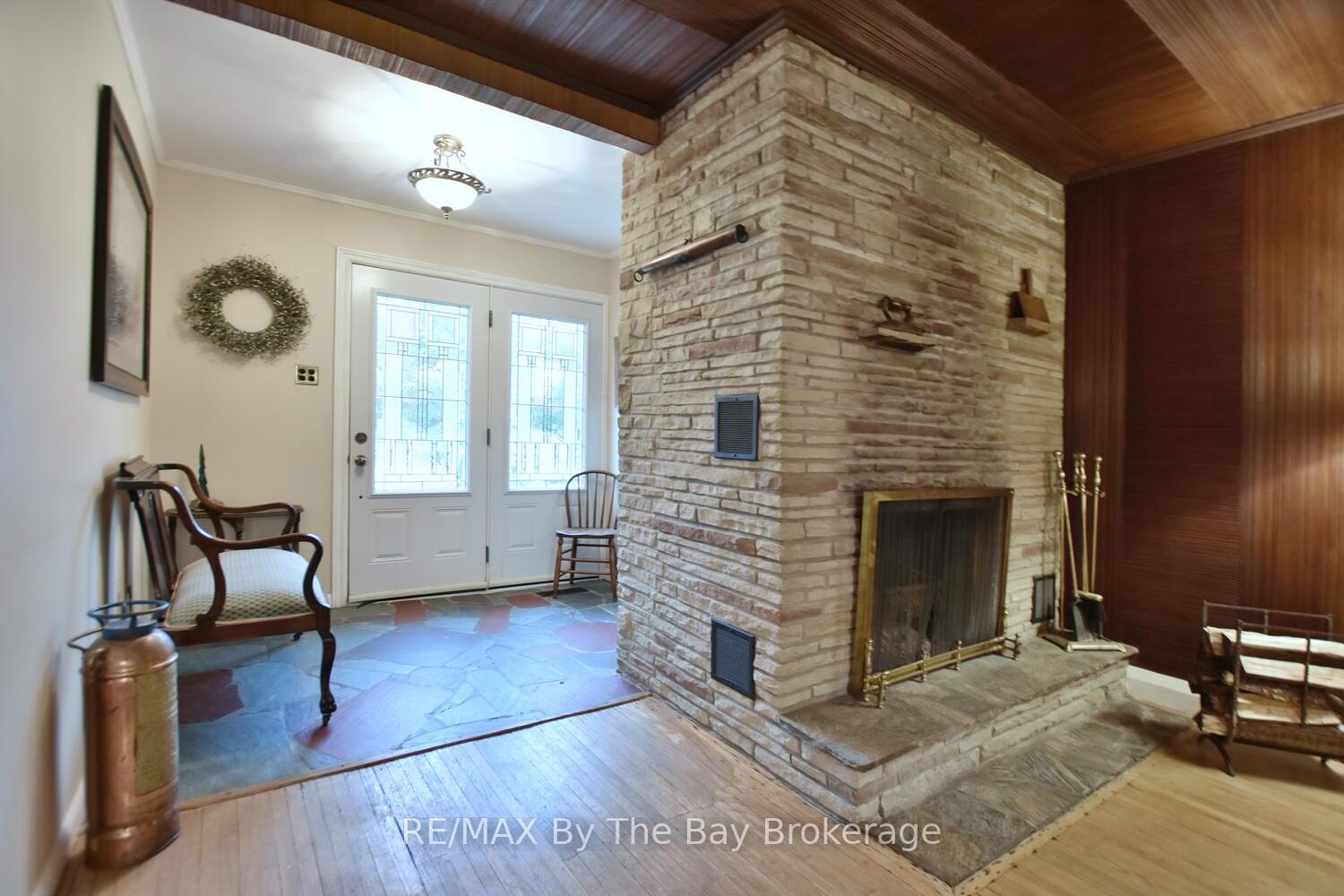 Photo 5 of 44 Peter Street, Springwater, Elmvale — HOMEH