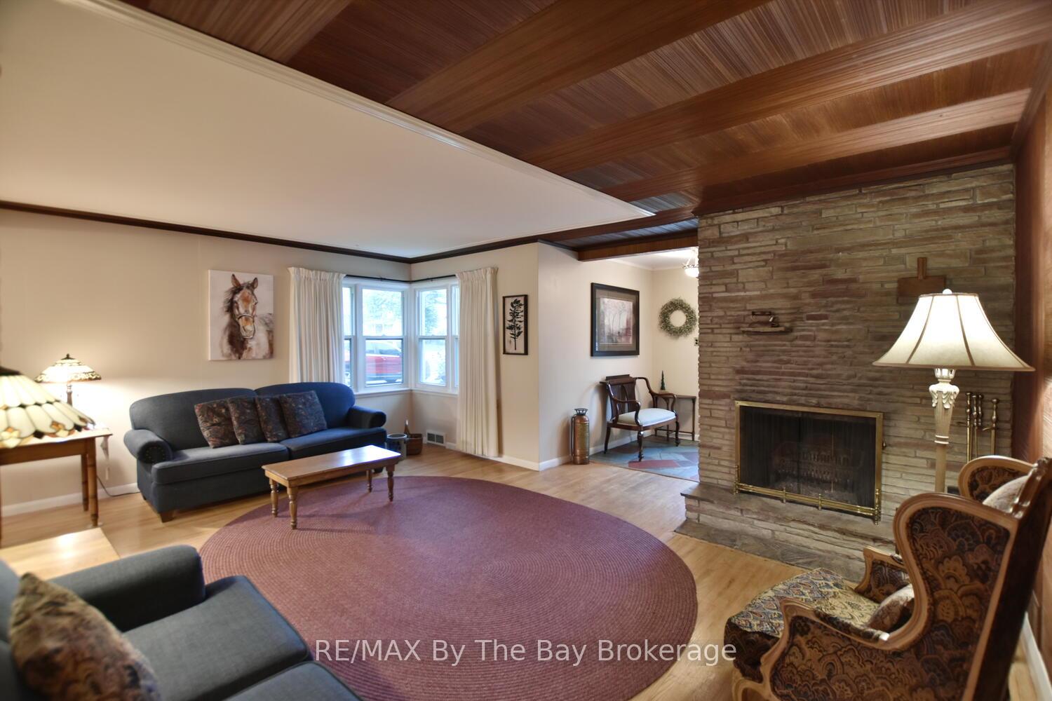 Photo 8 of 44 Peter Street, Springwater, Elmvale — HOMEH