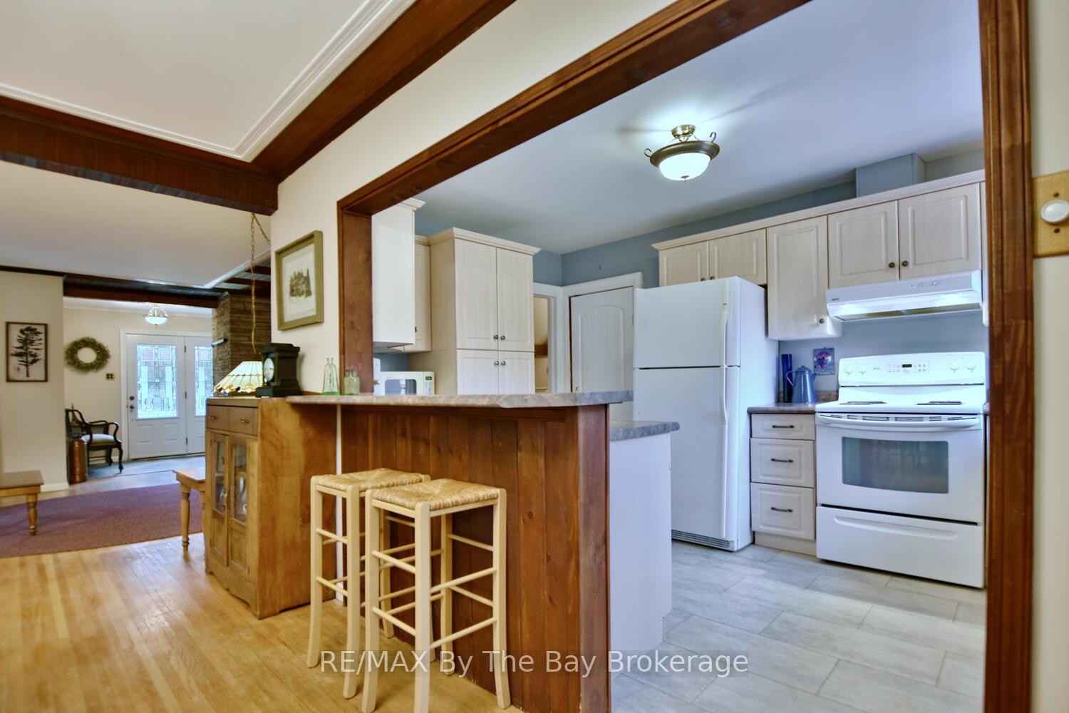 Photo 11 of 44 Peter Street, Springwater, Elmvale — HOMEH