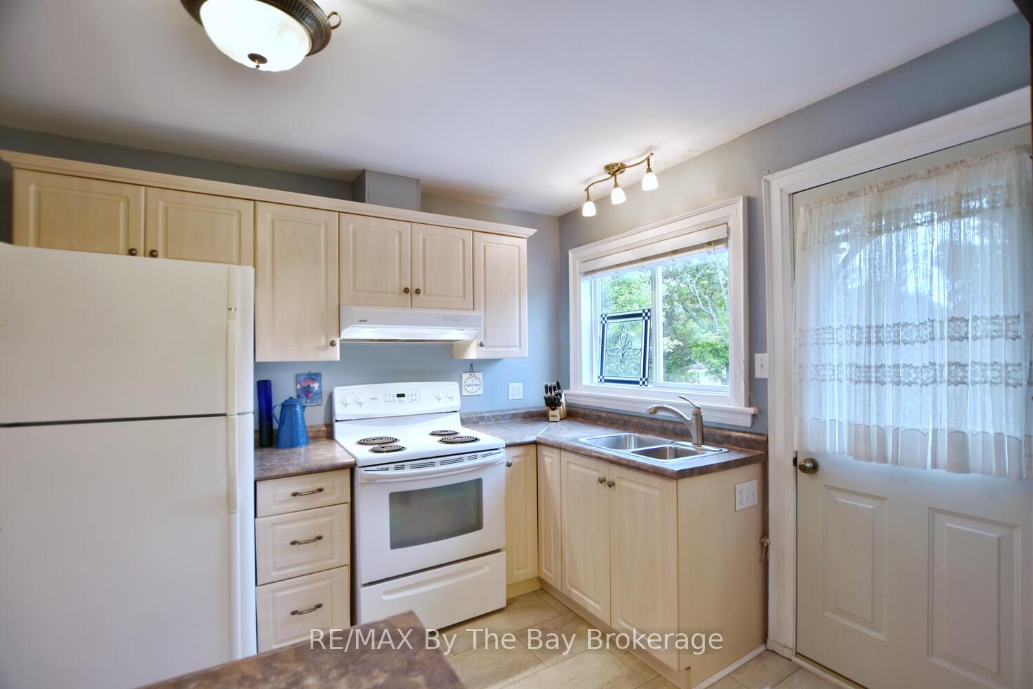 Photo 12 of 44 Peter Street, Springwater, Elmvale — HOMEH